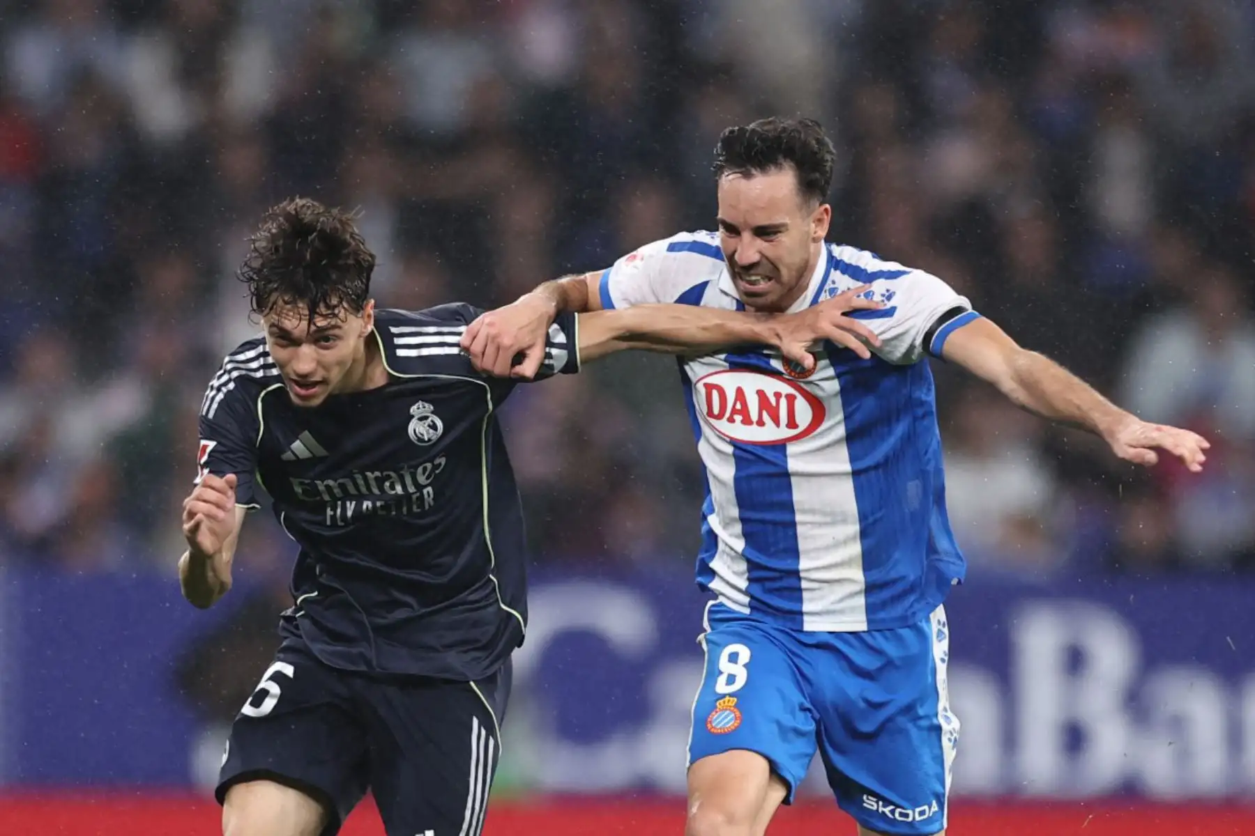 El centrocampista español del Real Madrid, Thiago Pitarch, disputa el balón con el centrocampista español del Espanyol, Edu Expósito, durante el partido de la liga española entre el RCD Espanyol y el Real Madrid. Foto: ANDINA/AFP