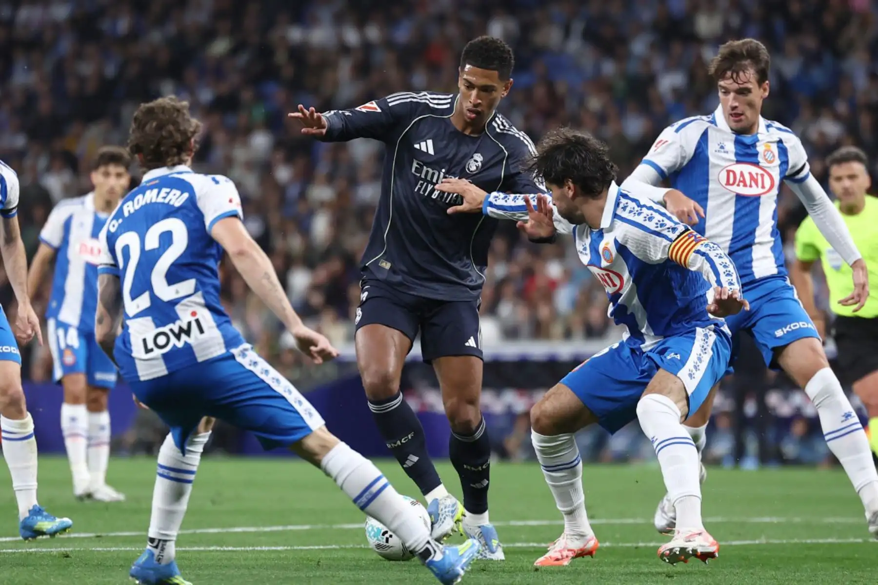 El centrocampista inglés del Real Madrid, Jude Bellingham disputa el balón con el defensa español del Espanyol, Carlos Romero y el defensa uruguayo del Espanyol, Leandro Cabrera, durante el partido de la liga española entre el RCD Espanyol y el Real Madrid. Foto: ANDINA/ AFP