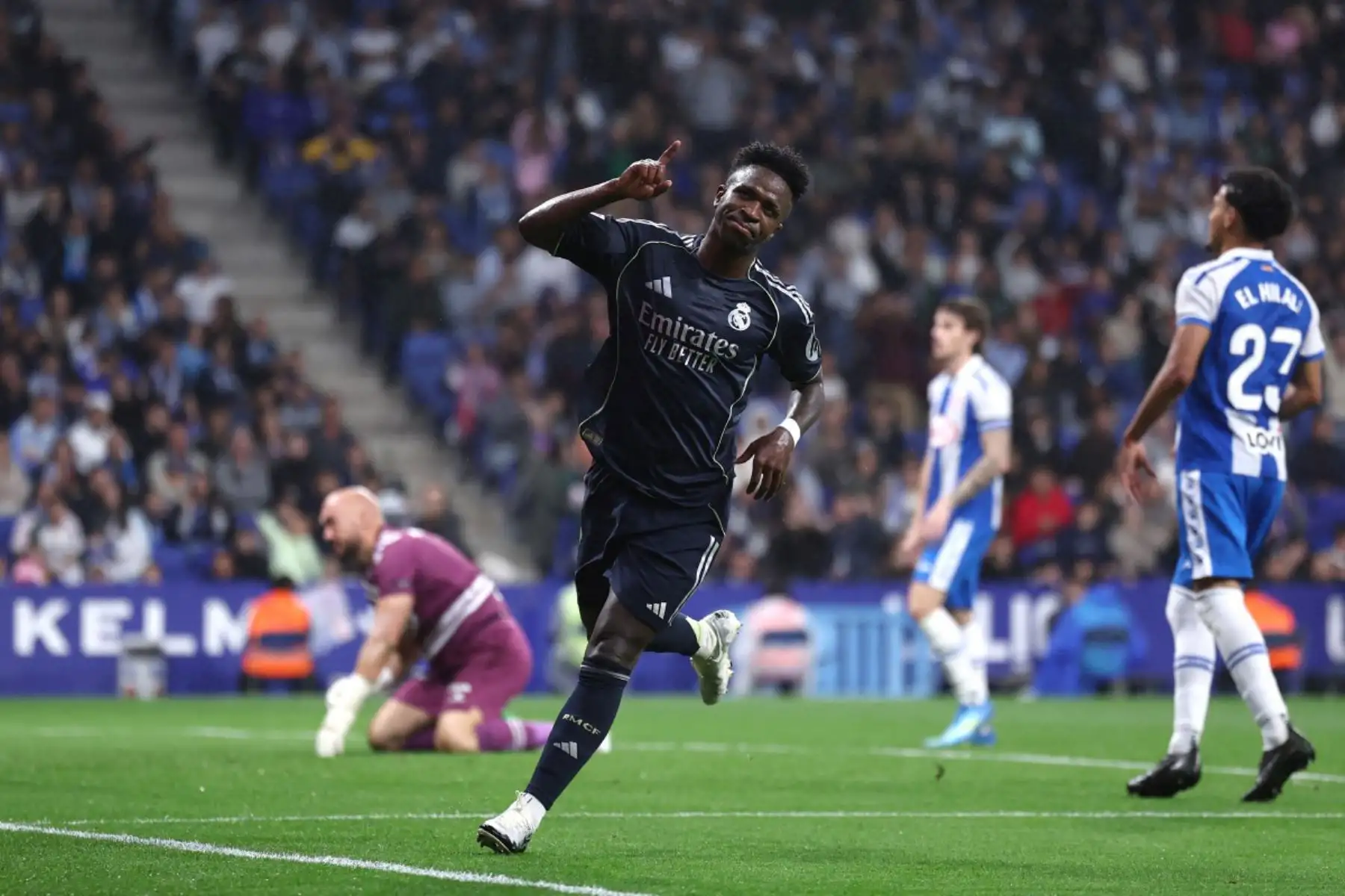 El delantero brasileño del Real Madrid, Vinicius Junior, celebra el segundo gol de su equipo durante el partido de la liga española entre el RCD Espanyol y el Real Madrid. Foto: ANDINA/AFP