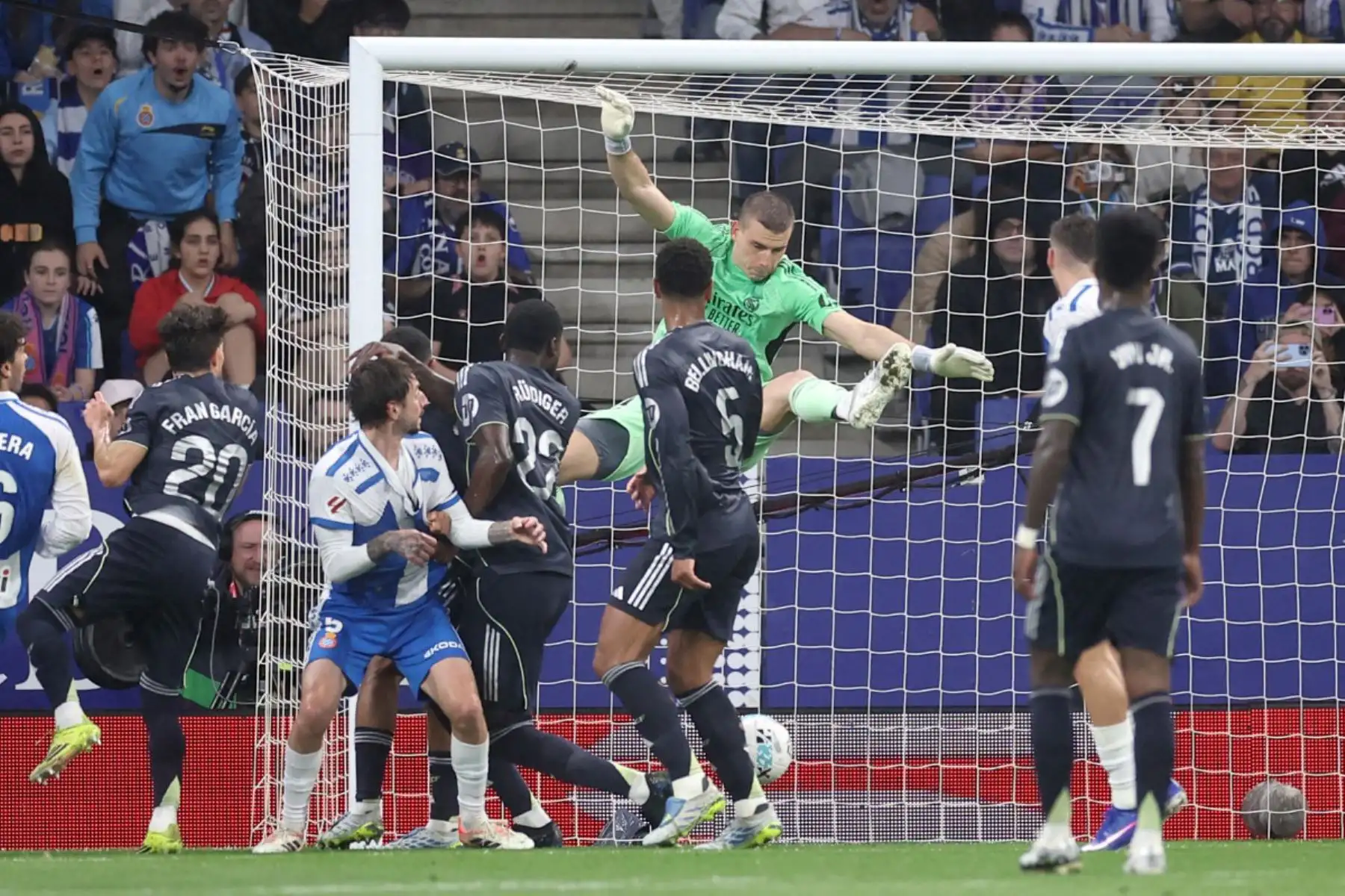 El portero ucraniano del Real Madrid, Andriy Lunin, salta para alcanzar el balón durante el partido de la liga española entre el RCD Espanyol y el Real Madrid. Foto: ANDINA/AFP