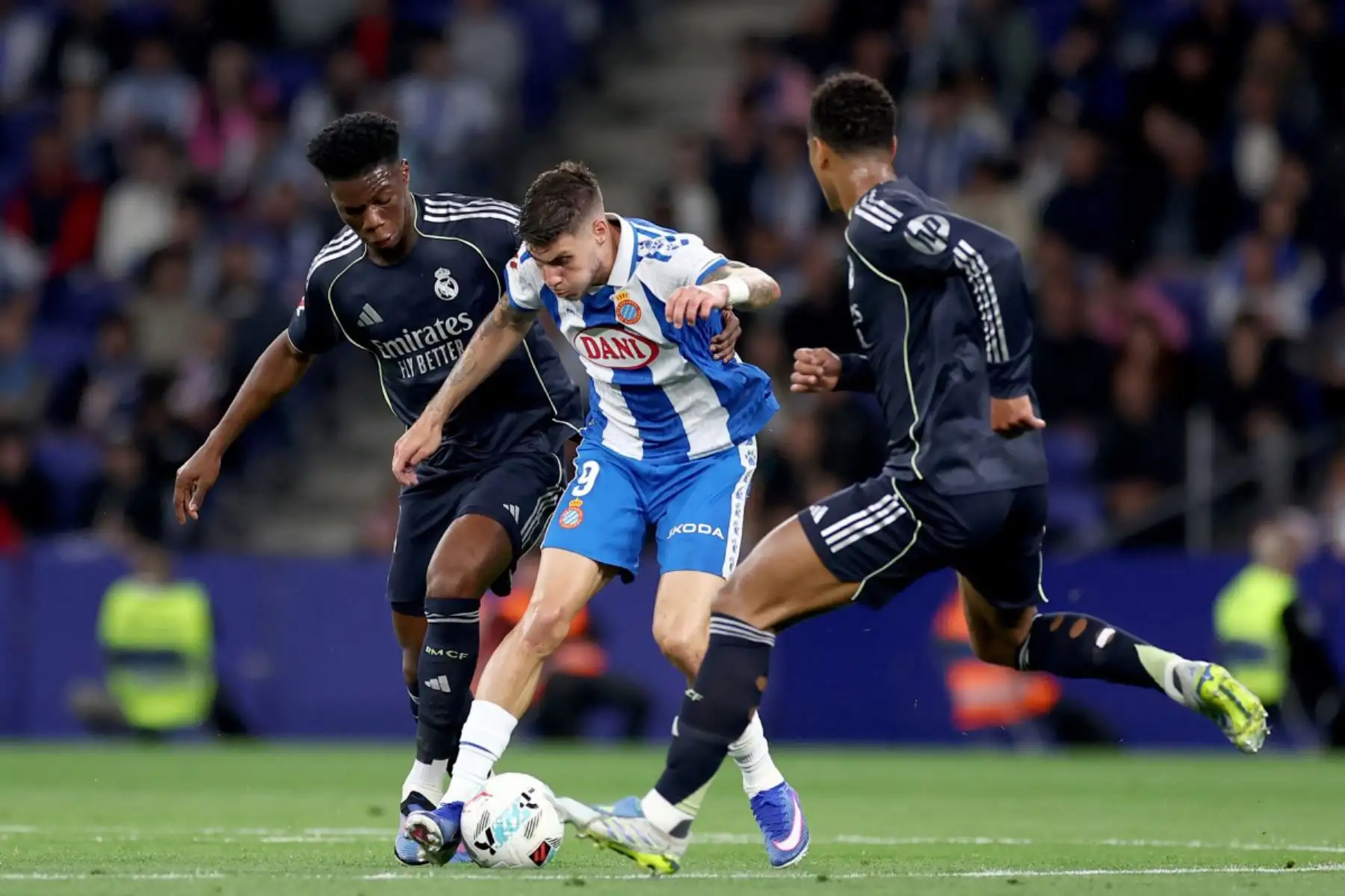 El delantero español del Espanyol, Roberto Fernández, disputa el balón con el centrocampista francés del Real Madrid, Aurélien Tchouameni, y el centrocampista inglés del Real Madrid, Jude Bellingham, durante el partido de la liga española entre el RCD Espanyol y el Real Madrid. 
Foto: ANDINA/AFP