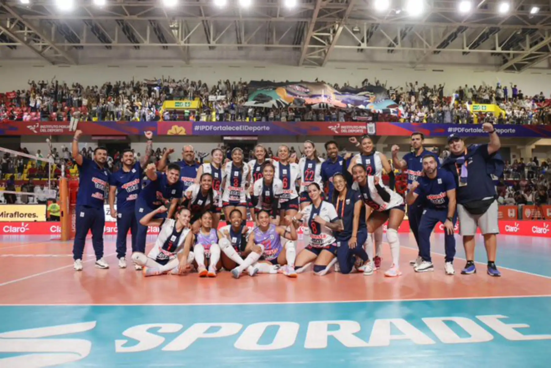 Alianza Lima venció 3-2 a la U. San Martín en una gran final y alcanzó su ansiado tricampeonato en la Liga de Vóley. Mérito absoluto para un plantel de gran jerarquía, que supo sobreponerse a los momentos más adversos y responder con carácter en las instancias decisivas. Foto: Liga Alianza