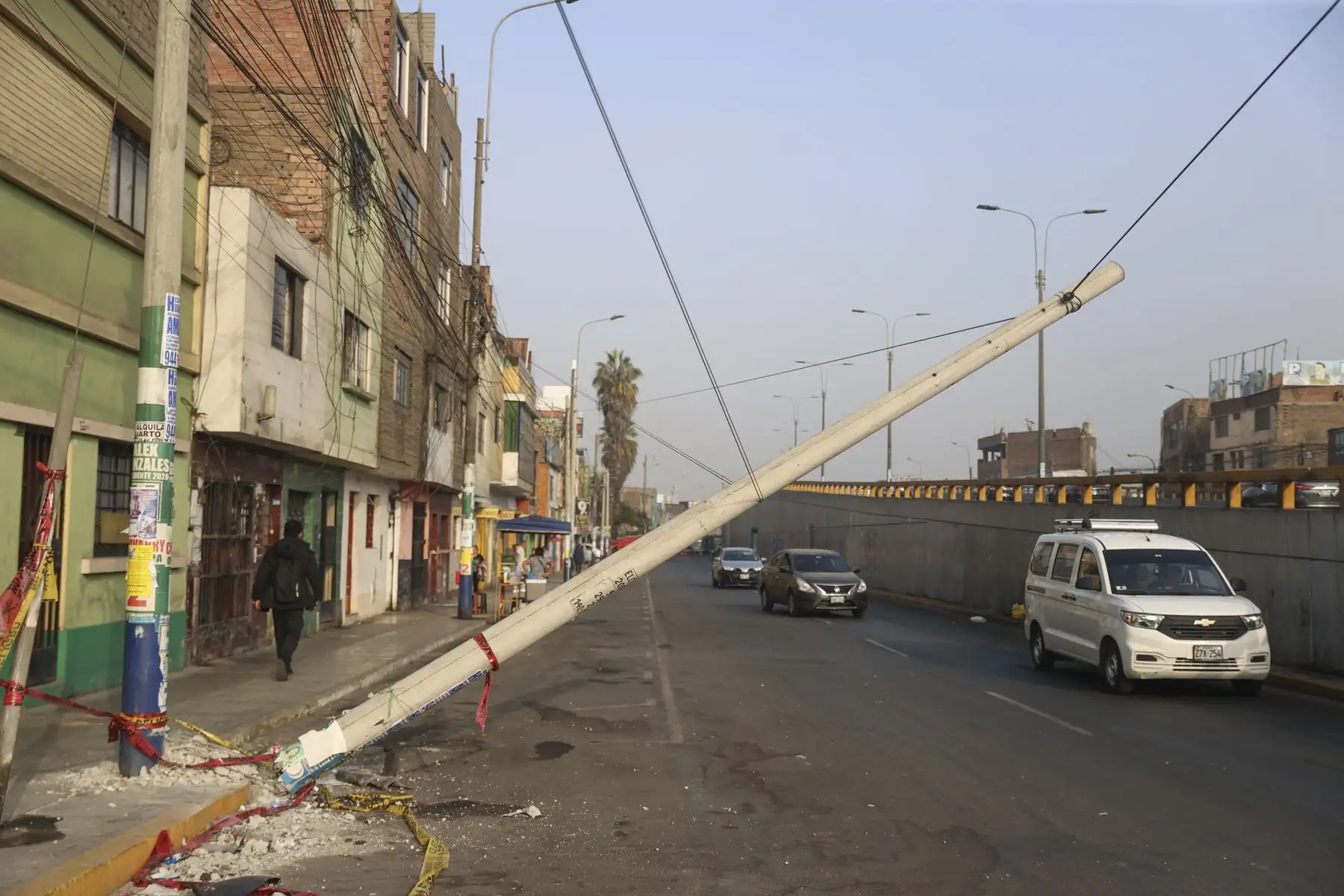 Un poste permanece en plena vía, sostenido únicamente por cables, en la cuadra 28 de la avenida Perú, en San Martín de Porres, situación que ha generado la preocupación de los vecinos, quienes exigen su retiro inmediato. Foto: ANDINA/Jhonel Rodríguez Robles