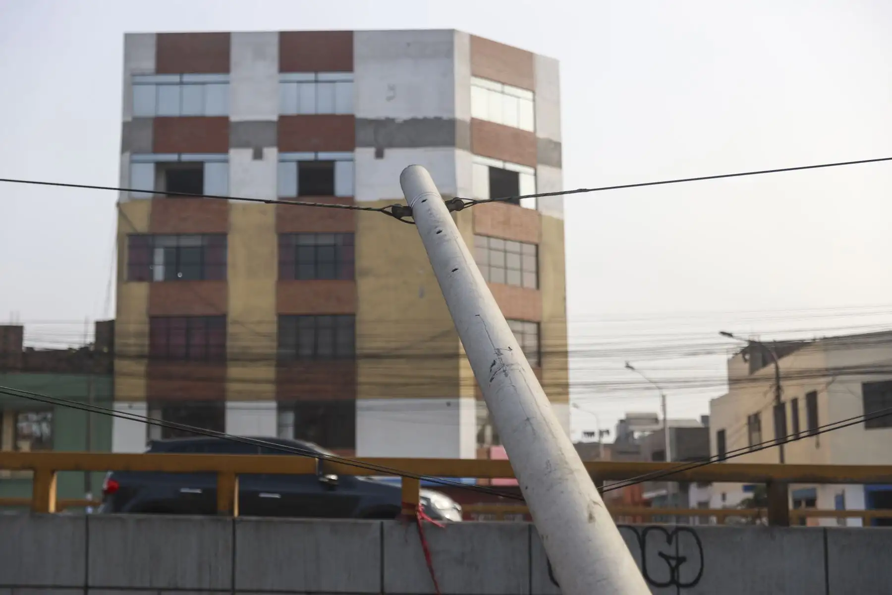 Un poste permanece en plena vía, sostenido únicamente por cables, en la cuadra 28 de la avenida Perú, en San Martín de Porres, situación que ha generado la preocupación de los vecinos, quienes exigen su retiro inmediato. Foto: ANDINA/Jhonel Rodríguez Robles