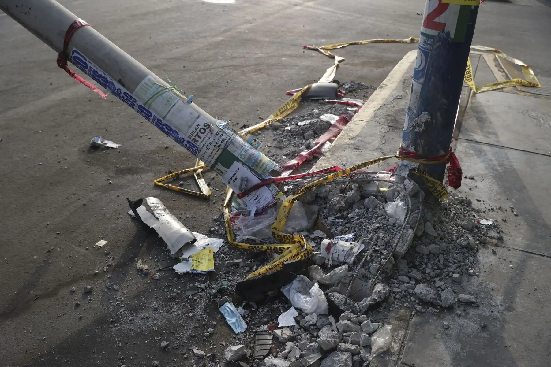 Un poste permanece en plena vía, sostenido únicamente por cables, en la cuadra 28 de la avenida Perú, en San Martín de Porres, situación que ha generado la preocupación de los vecinos, quienes exigen su retiro inmediato. Foto: ANDINA/Jhonel Rodríguez Robles