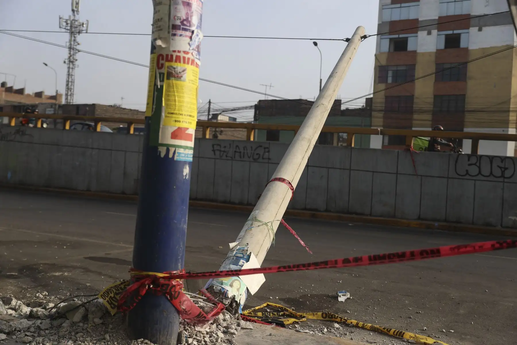 Un poste permanece en plena vía, sostenido únicamente por cables, en la cuadra 28 de la avenida Perú, en San Martín de Porres, situación que ha generado la preocupación de los vecinos, quienes exigen su retiro inmediato. Foto: ANDINA/Jhonel Rodríguez Robles