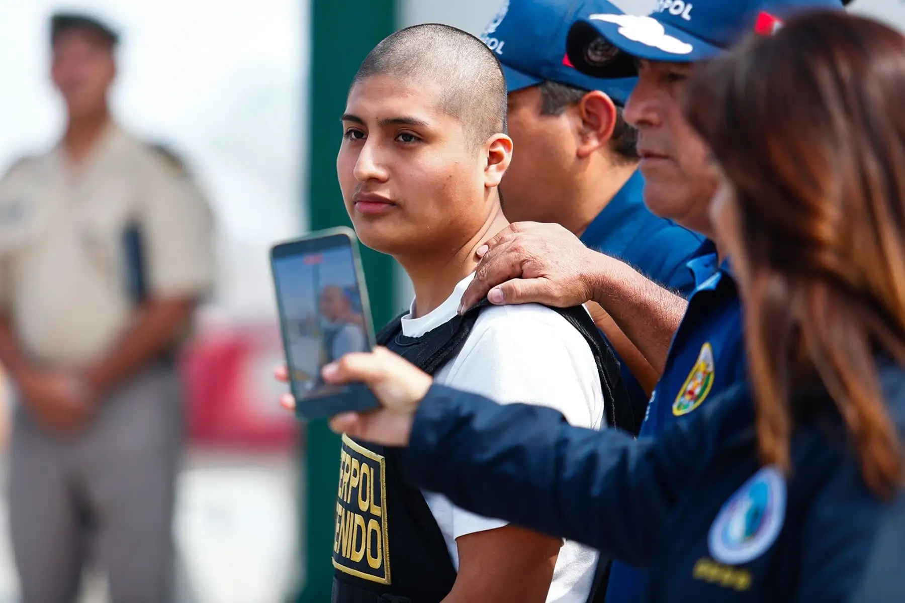 Por orden de la Fiscalía de la Nación, el ciudadano peruano Tony Janzen Valverde, más conocido como Pequeño J, es extraditado a Argentina el lunes 4 de mayo de 2025 para ser juzgado por el delito de homicidio agravado y presunta responsabilidad en el asesinato de 3 jóvenes de entre 15 y 20 años de edad en Buenos Aires en setiembre de 2025. Foto: ANDINA/Daniel Bracamonte