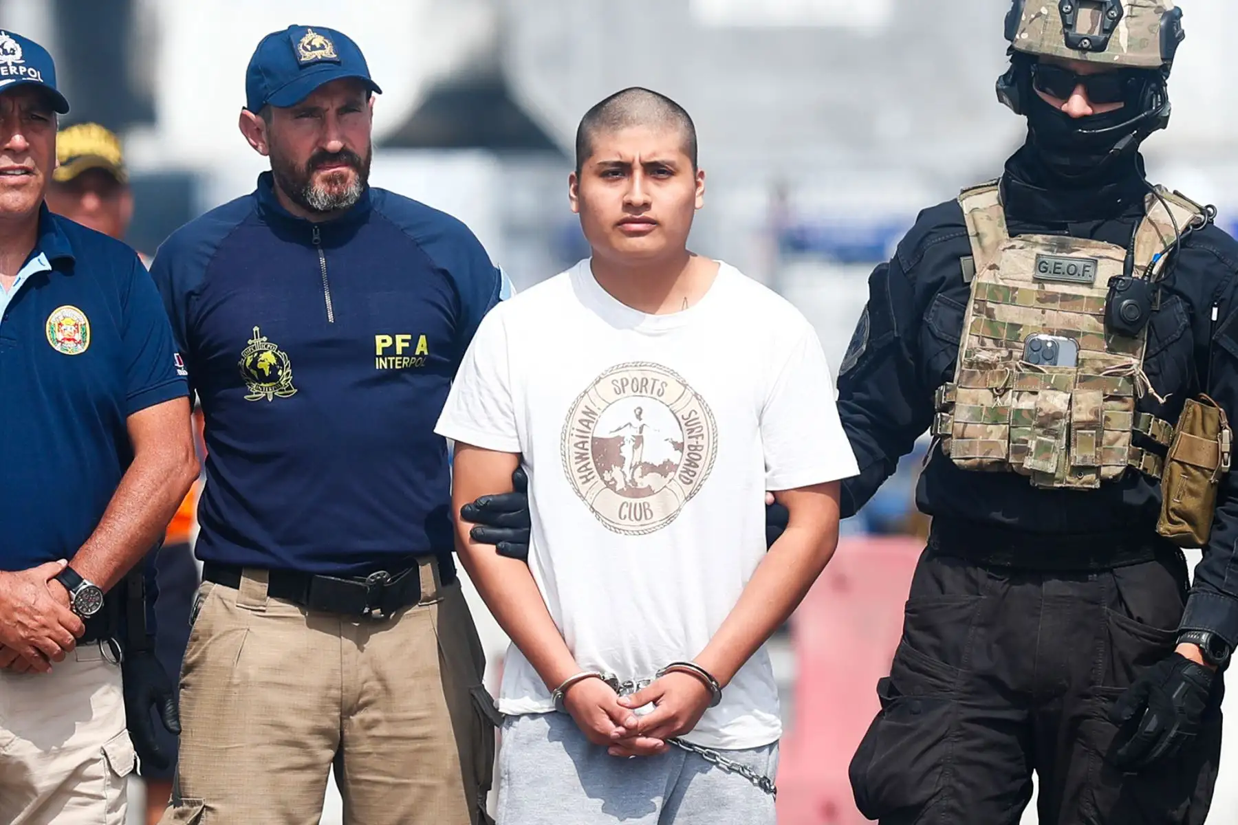 Por orden de la Fiscalía de la Nación, el ciudadano peruano Tony Janzen Valverde, más conocido como Pequeño J, es extraditado a Argentina el lunes 4 de mayo de 2025 para ser juzgado por el delito de homicidio agravado y presunta responsabilidad en el asesinato de 3 jóvenes de entre 15 y 20 años de edad en Buenos Aires en setiembre de 2025. Foto: ANDINA/Daniel Bracamonte