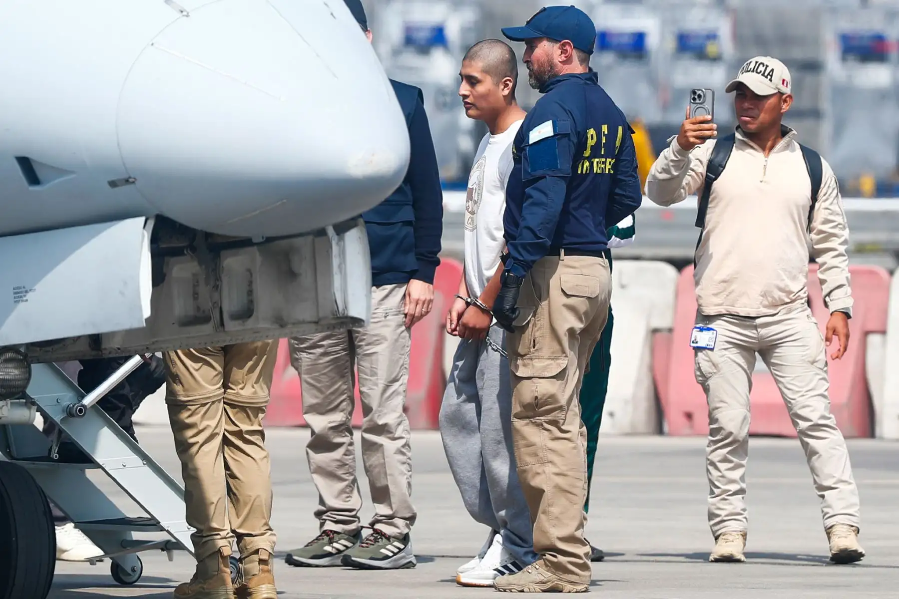 Por orden de la Fiscalía de la Nación, el ciudadano peruano Tony Janzen Valverde, más conocido como Pequeño J, es extraditado a Argentina el lunes 4 de mayo de 2025 para ser juzgado por el delito de homicidio agravado y presunta responsabilidad en el asesinato de 3 jóvenes de entre 15 y 20 años de edad en Buenos Aires en setiembre de 2025. Foto: ANDINA/Daniel Bracamonte