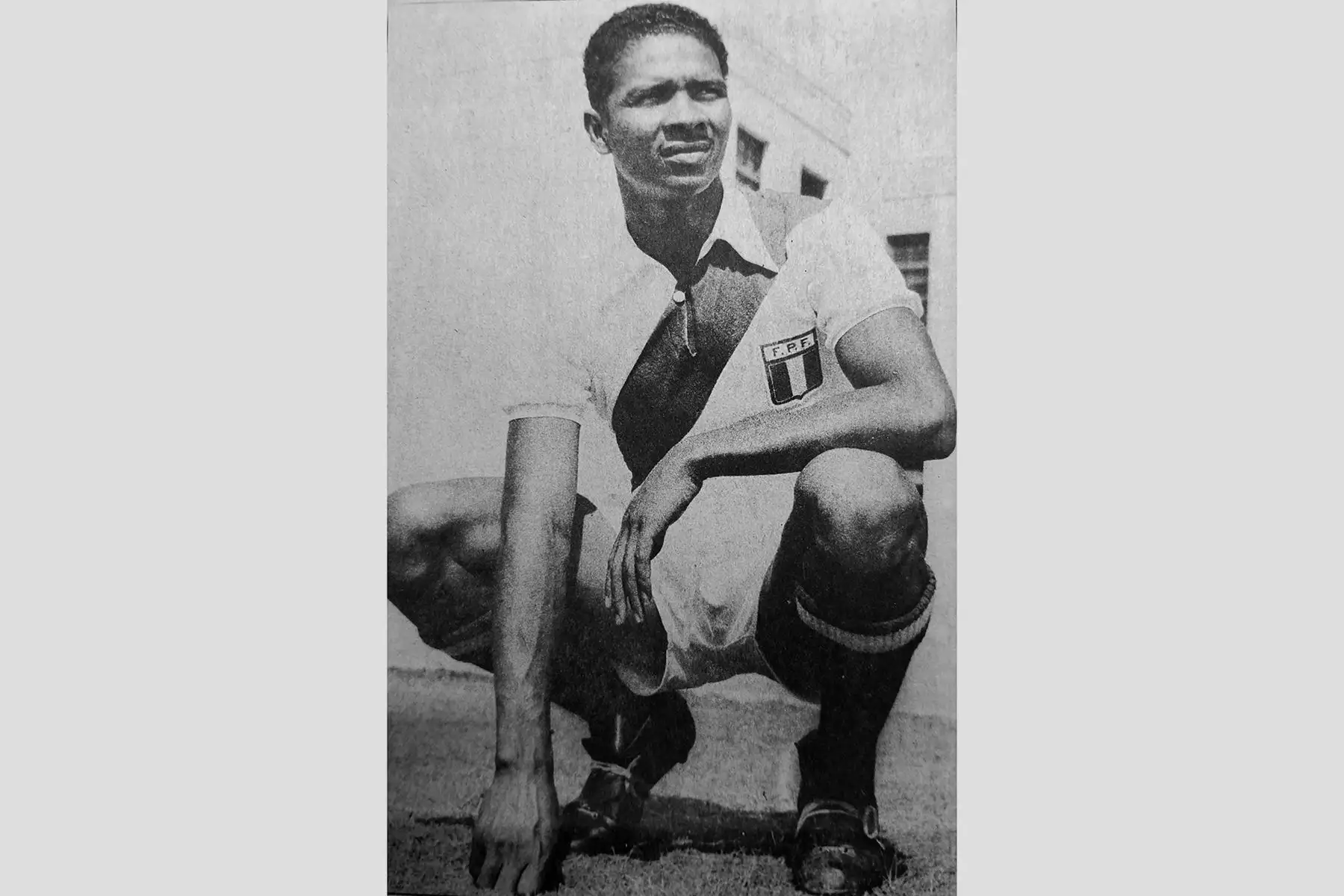 Lima - Década 1950 / Valeriano López luciendo la camiseta de la selección nacional de fútbol. Considerado el mejor cabeceador de la historia, el "Tanque de Casma" participó en campeonatos panamericanos y sudamericanos de la época. Foto: Archivo Histórico de El Peruano / Reproducción