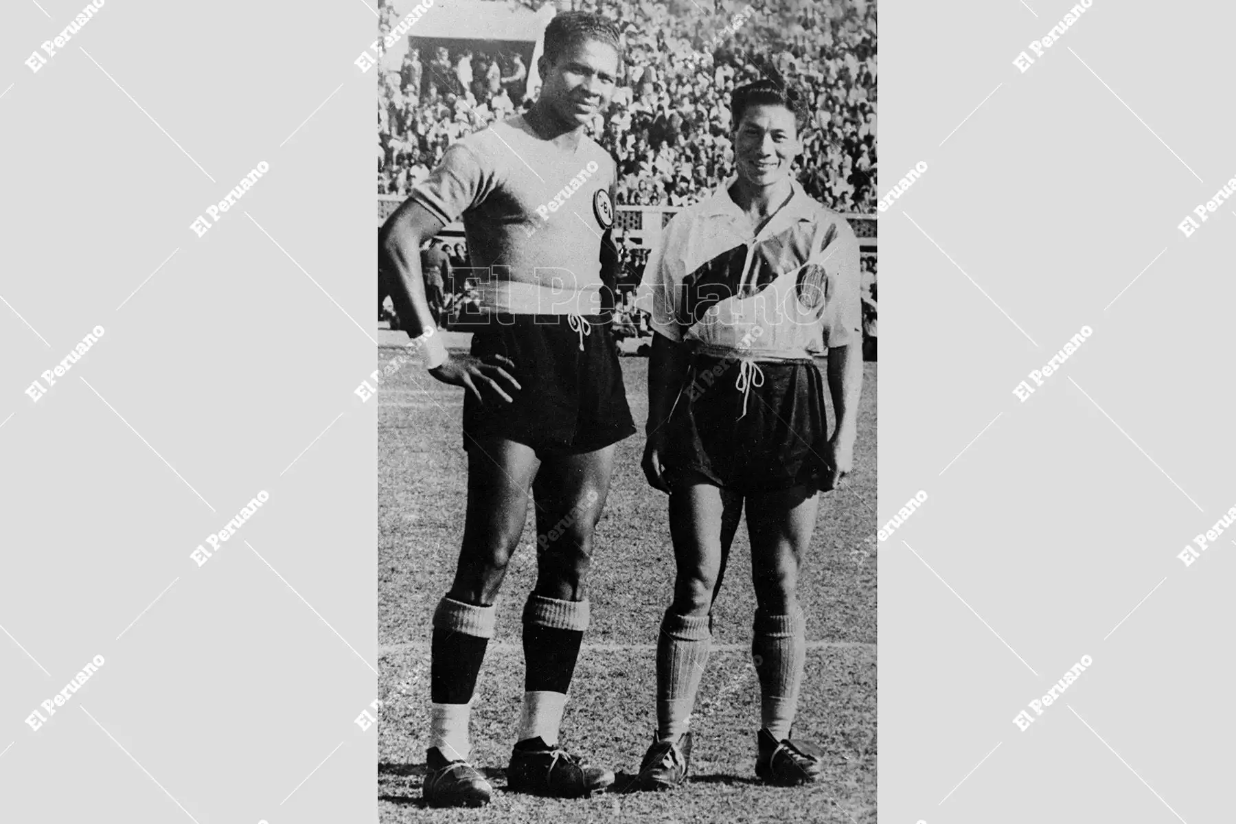 Lima - 1951 / Valeriano López y Manuel Rivera, delanteros del Sport Boys y Deportivo Municipal, protagonistas de la final del primer campeonato profesional del fútbol peruano. Foto: Archivo Histórico de El Peruano