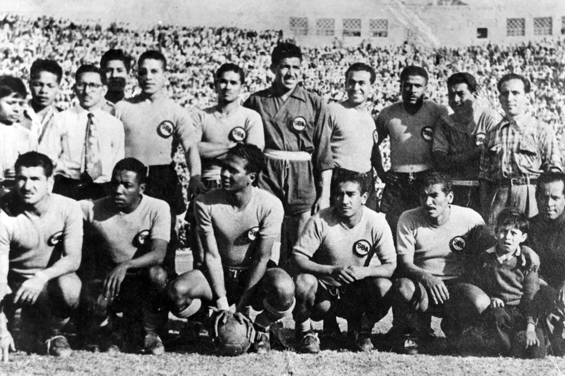 Lima - 1951 / El equipo del Sport Boys del Callao que se coronó primer caméon profesional del fútbol peruano: Alfonso Huapaya (entrenador), Lorenzo Pacheco, el "Chino" León, Clemente Velásquez, Diego Agurto, Dagoberto Lavalle y Joe Calderón; Manuel María Drago; Guillermo Barbadillo, el goleador Valeriano López, Pedro Valdivieso y Guillermo Valdivieso. Foto: Libro Vamos Boys
