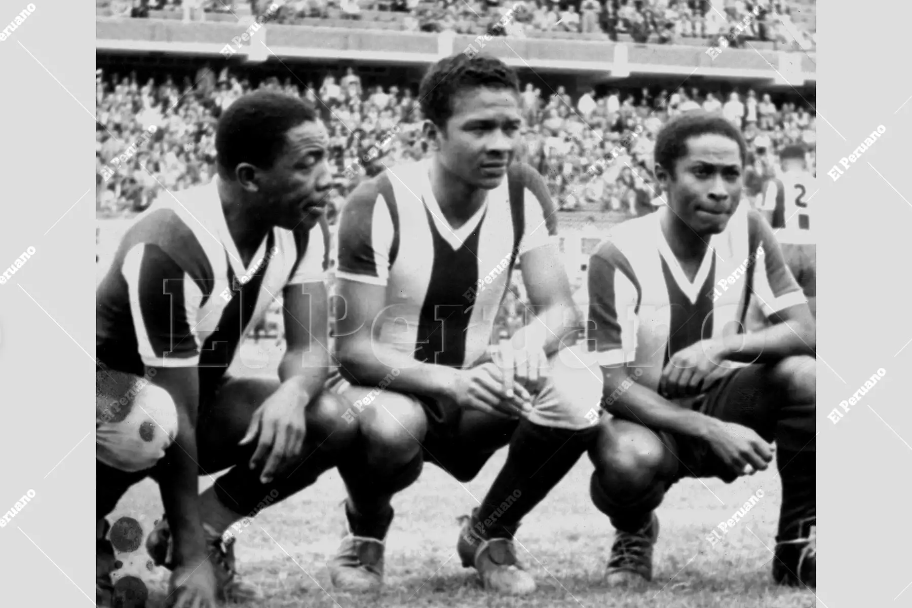 Lima - 3 junio 1956 / Valeriano López, vistiendo la camiseta de Alianza Lima junto a Guillermo Barbadillo y Máximo Vides Mosquera. Foto: Archivo Histórico de El Peruano