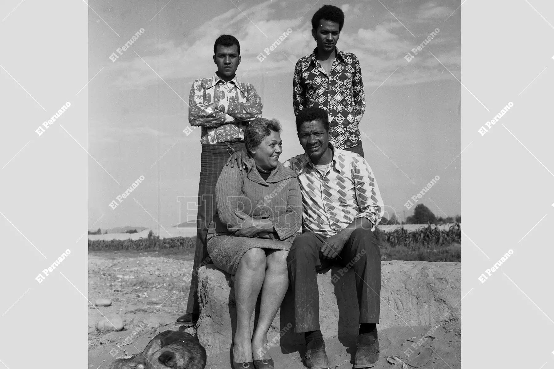Huacho - 31 octubre 1974 /  Valeriano López exfutbolista delantero del Sport Boys, junto a su esposa Leida y a sus hijos Efraín y Valeriano en la tierra que lo vio surgir como futbolista. Foto: Archivo Histórico de El Peruano / Norman Córdova