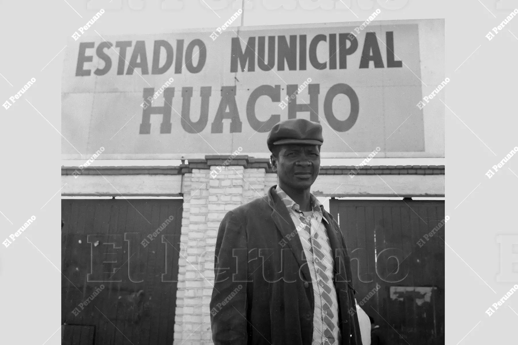 Huacho - 31 octubre 1974 / El mítico Valeriano López en el Estadio Municipal de Huacho, el escenario donde inició su leyenda antes de consagrarse como el máximo ídolo del Sport Boys. Foto: Archivo Histórico de El Peruabo / Norman Córdova