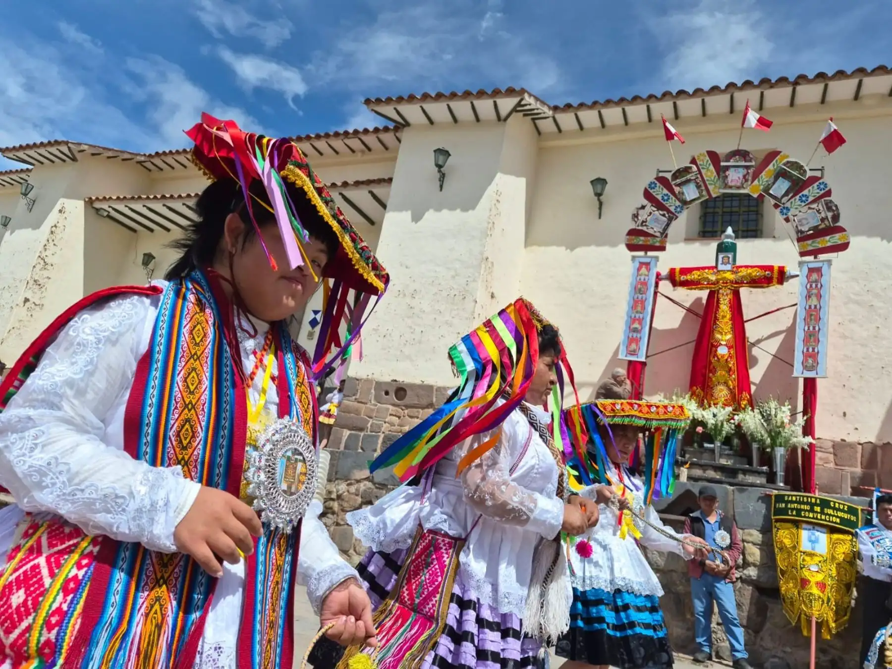 Cusco: a ritmo de misas, procesiones y danzas devotos celebran el tradicional Cruz Velacuy