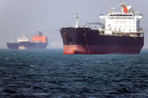 Buque petrolero Bili, con bandera de Gambia, anclado en el estrecho de Ormuz frente a Bandar Abbas, sur de Irán. Foto de agencia iraní Isna. Foto: AFP