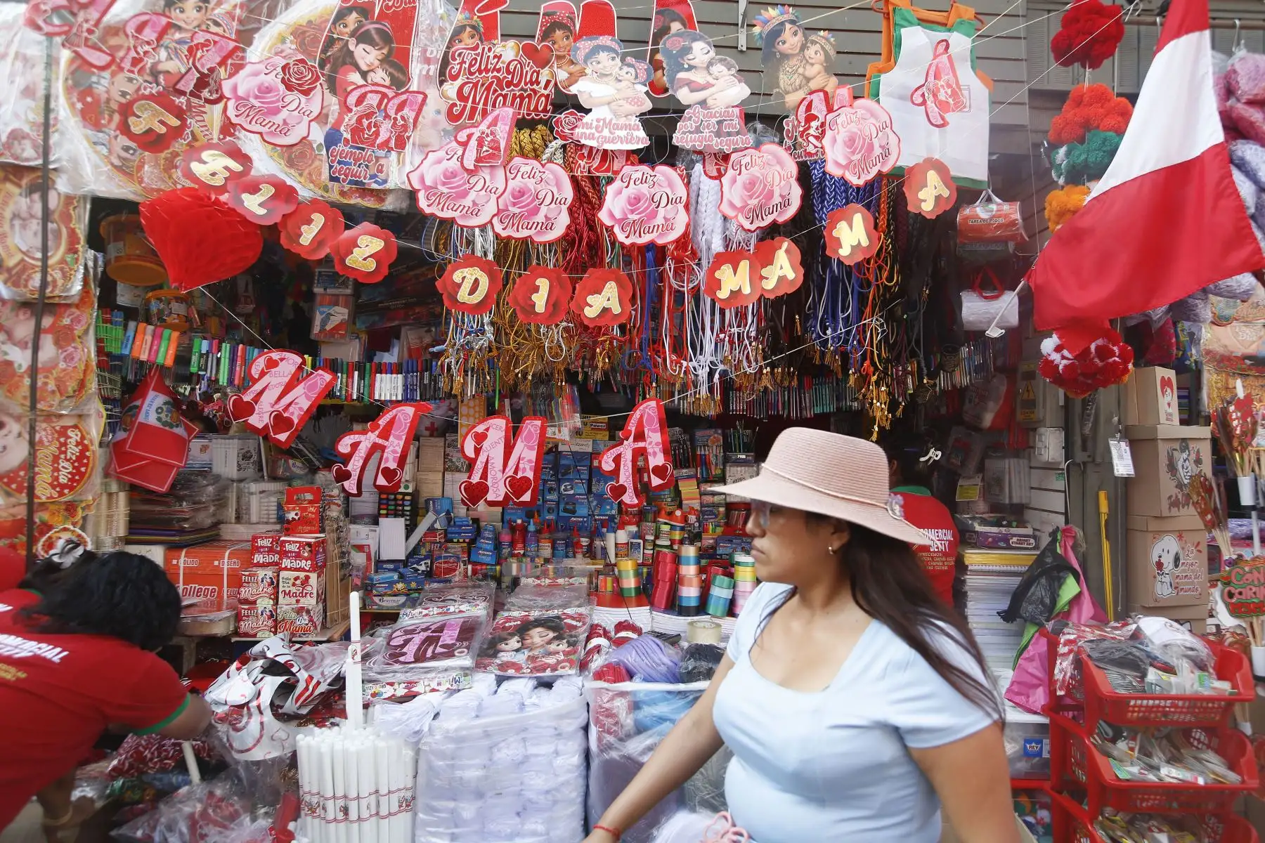 Limeños realizan compras de artículos y regalos previo al   Día de la Madre. En la imagen, ciudadanos limeños realizan compras en el emporio comercial Mesa Redonda.
Foto: ANDINA/ Eddy Ramos