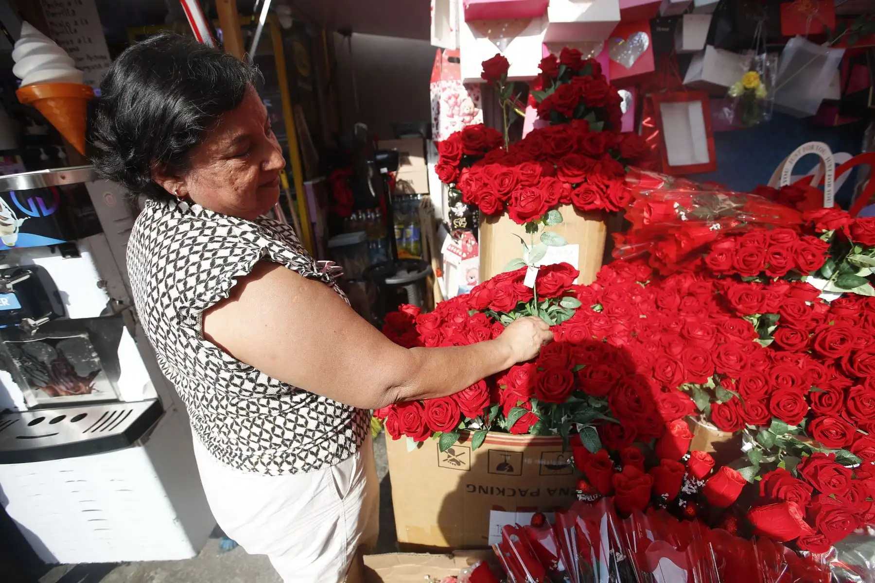 Limeños realizan compras de artículos y regalos previo al   Día de la Madre. En la imagen, ciudadanos limeños realizan compras en el emporio comercial Mesa Redonda.
Foto: ANDINA/ Eddy Ramos