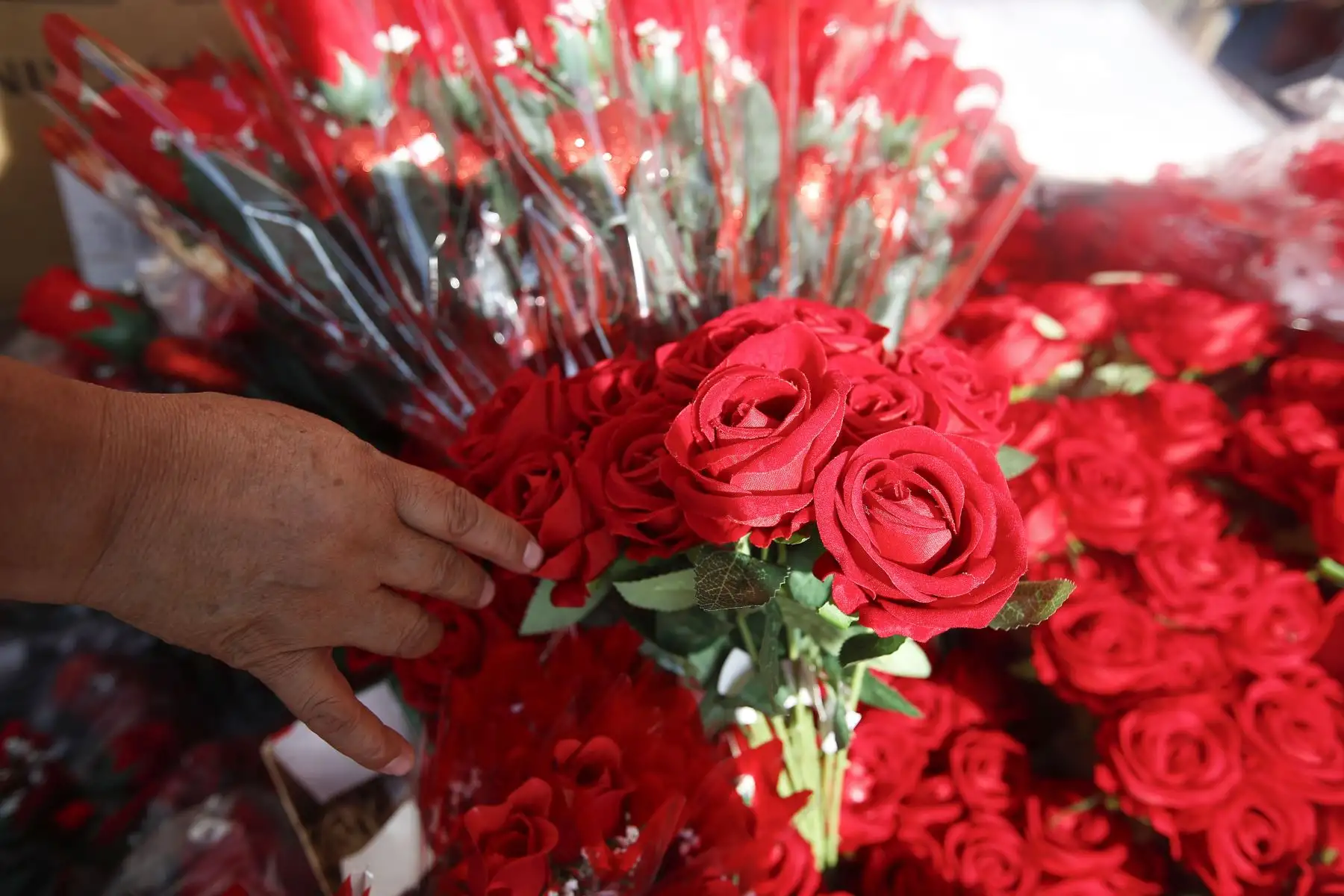 Limeños realizan compras de artículos y regalos previo al   Día de la Madre. En la imagen, ciudadanos limeños realizan compras en el emporio comercial Mesa Redonda.
Foto: ANDINA/ Eddy Ramos