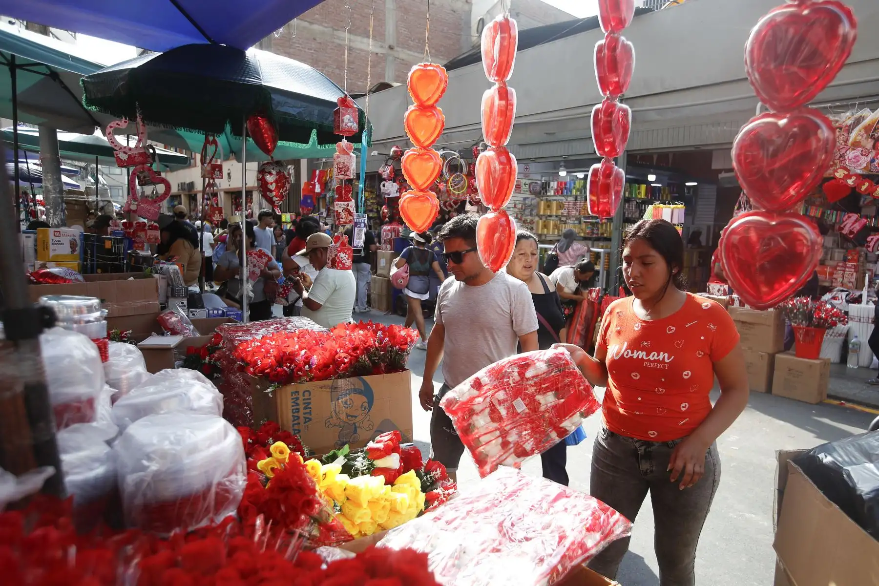 Limeños realizan compras de artículos y regalos previo al   Día de la Madre. En la imagen, ciudadanos limeños realizan compras en el emporio comercial Mesa Redonda.
Foto: ANDINA/ Eddy Ramos