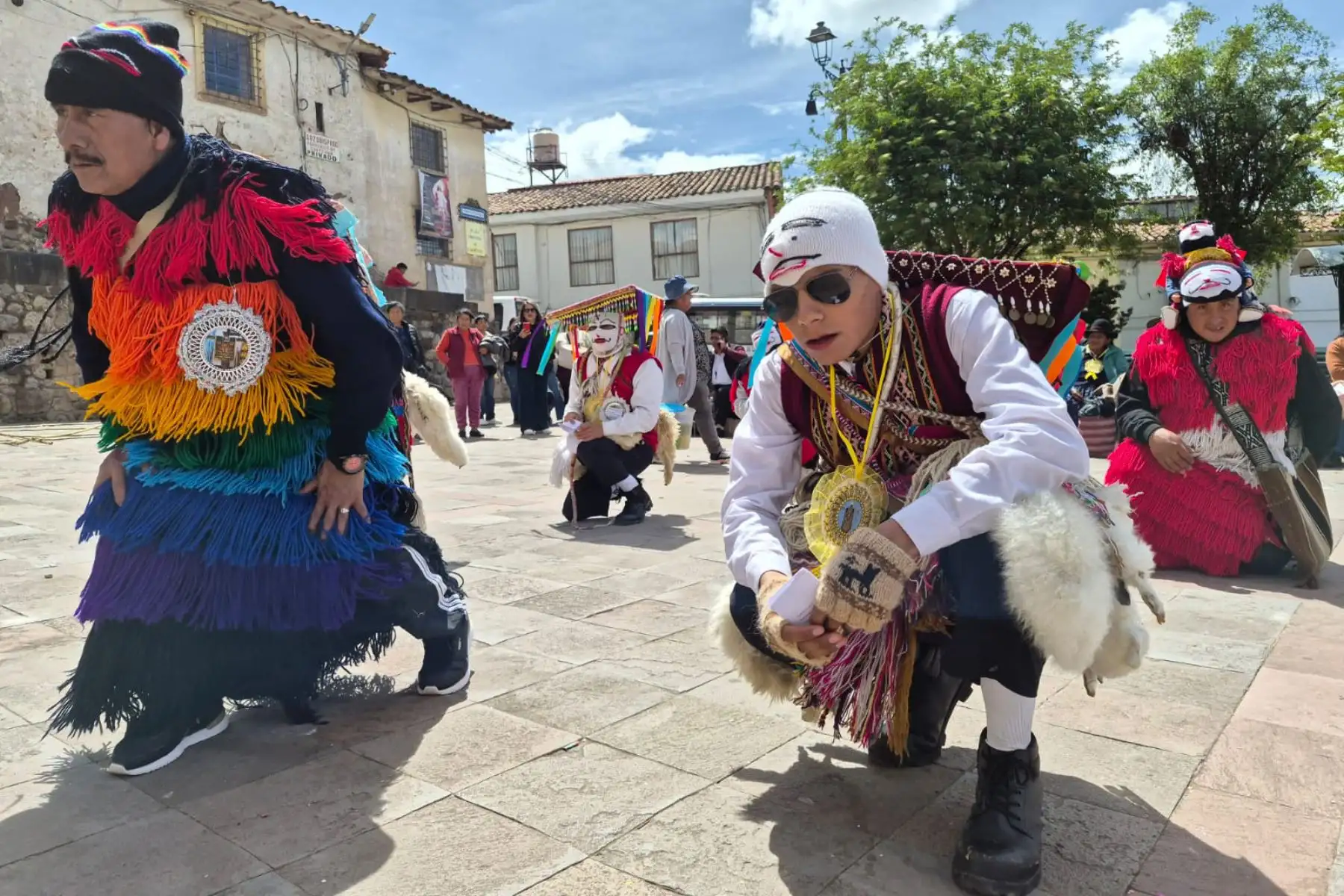 Durante el domingo se desarrollaron procesiones con paradas en plazas y óvalos, donde se degustó un “escabeche de kuschikara” o piel de cerdo con bastante zanahoria y coliflor, una delicia. Y al llegar la tarde se comió el rico Chiriuchu, plato ancestral, y el infaltable chancho al horno acompañado de tamales, morayas y pan de trigo. Foto: ANDINA/Percy Hurtado Santillán