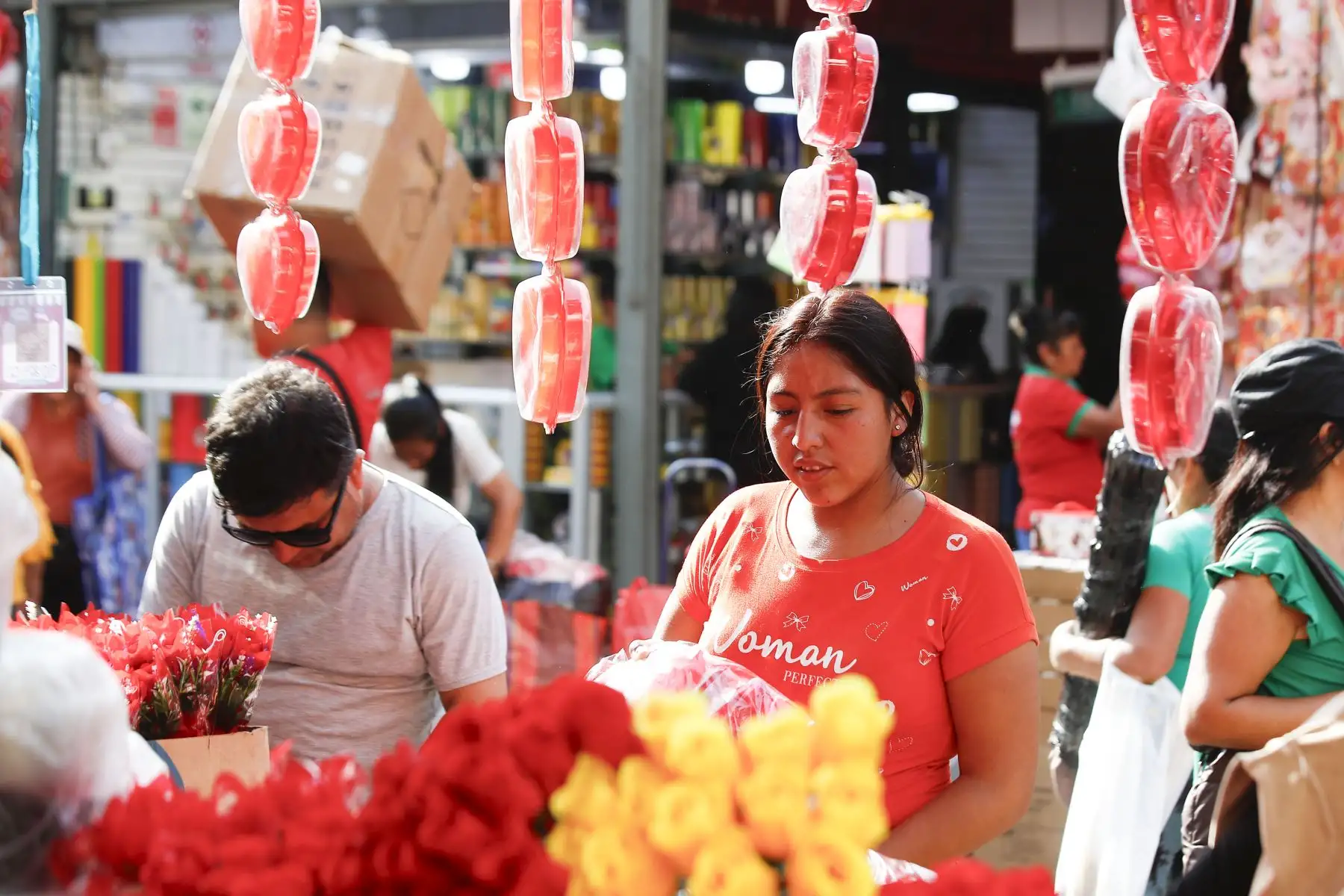 Limeños realizan compras de artículos y regalos previo al   Día de la Madre. En la imagen, ciudadanos limeños realizan compras en el emporio comercial Mesa Redonda.
Foto: ANDINA/ Eddy Ramos