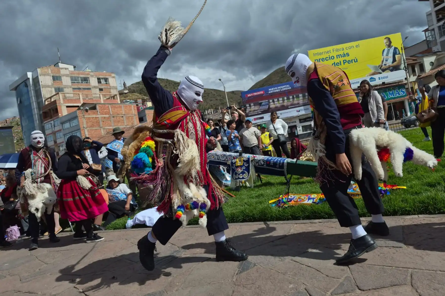 Durante el encendido de cirios, velas, arranques y luces a la cruz, los mayordomos o carguyocs, aquellos anfitriones que organizan la fiesta, sirven a sus invitados caldos de res y cordero, ponches, anisado y cañazo para soportar el frío y hasta cerveza.  Foto: ANDINA/Percy Hurtado Santillán