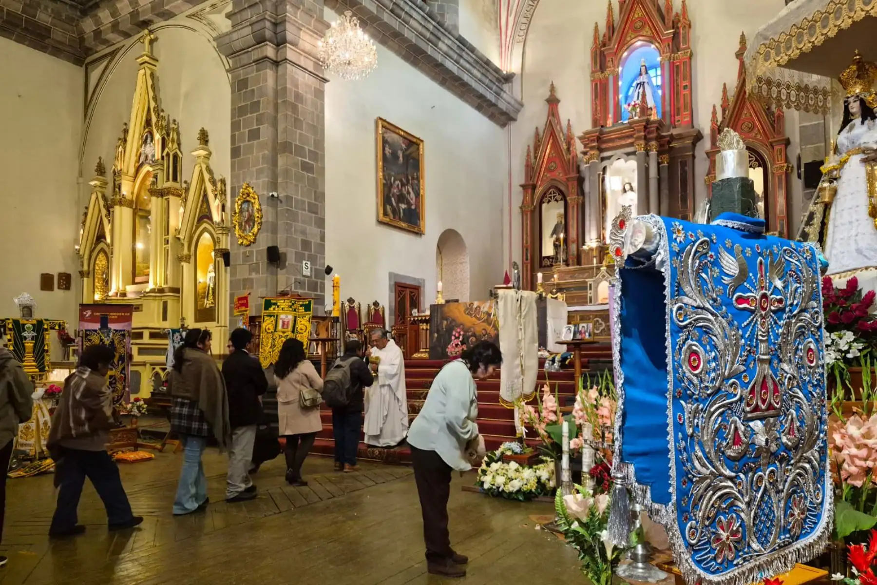 Al día siguiente la ciudad y sus barrios se visten de color, las familias llevaron las cruces de diferentes tamaños a las iglesias y parroquias donde sacerdotes oficiaron misas desde las 06:00 horas en honor a la Santísima Cruz como símbolo de fe.
 Foto: ANDINA/Percy Hurtado Santillán