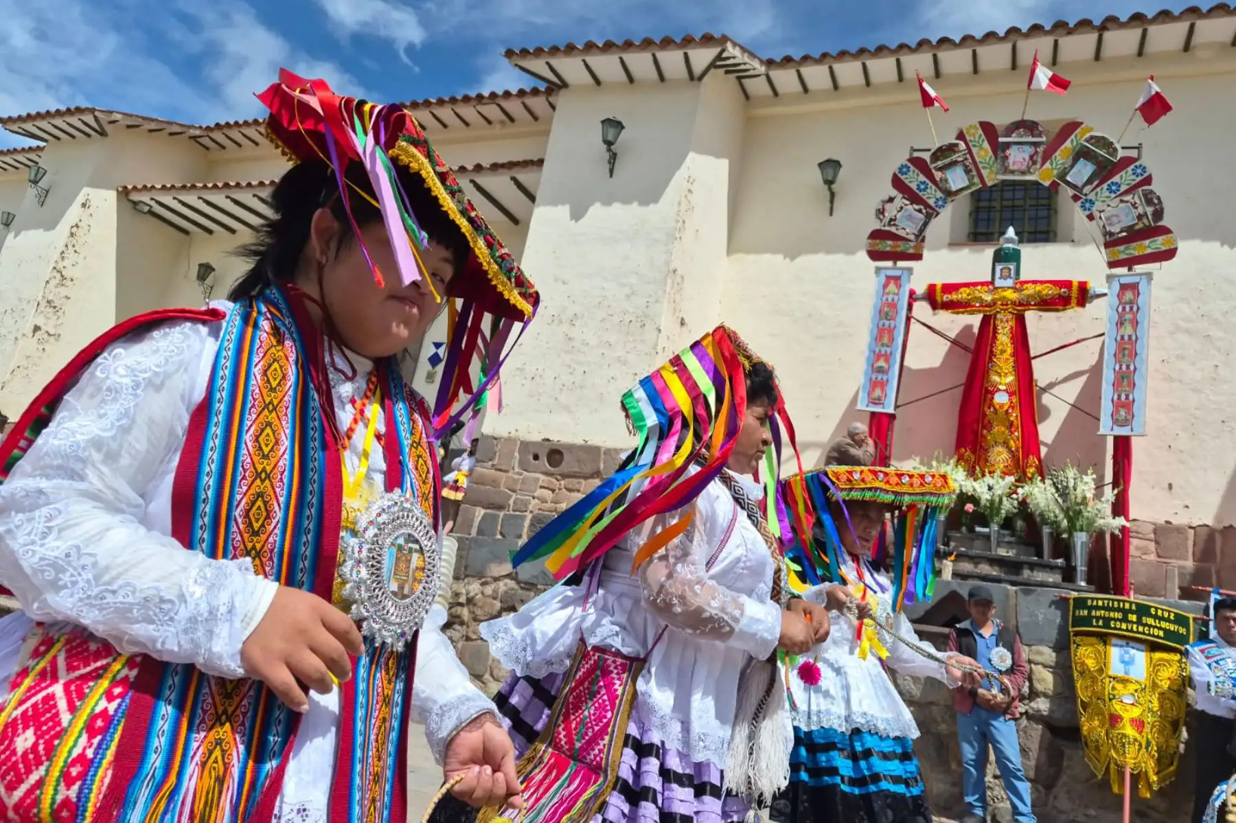 El último sábado miles de familias cusqueñas llevaron velas al pie de sus cruces ubicadas en exteriores de templos coloniales, parroquias, barrios tradicionales y urbanizaciones que adoptaron esta celebración patronal como una de las mas significativas desde siglos atrás. Foto: ANDINA/Percy Hurtado Santillán