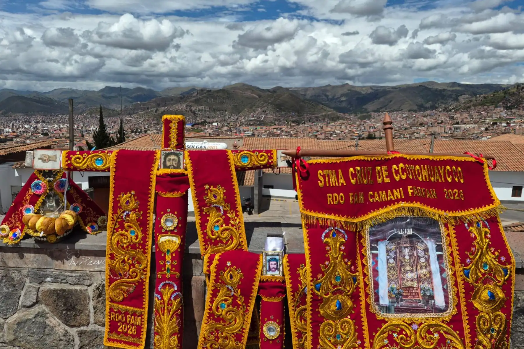 Muchas de estas son descendidas de cerros o montañas sagradas conocidos como Apus, pues fue motivo de evangelización, como la de Ttiobamba ubicada en el distrito de Santiago donde, conforme a ritos y costumbres, la cruz de madera es bajada cuidadosamente, para ser llevada en hombros hasta los altares y luego a las iglesias para ser bendecidas. Foto: ANDINA/Percy Hurtado Santillán