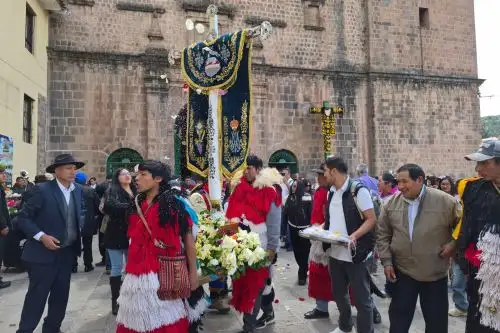 Devoción y danza en Cusco con la tradicional celebración de la Cruz Velacuy
