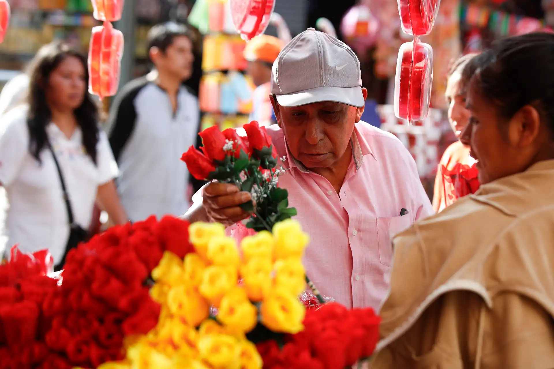 Limeños realizan compras de artículos y regalos previo al   Día de la Madre. En la imagen, ciudadanos limeños realizan compras en el emporio comercial Mesa Redonda.
Foto: ANDINA/ Eddy Ramos
