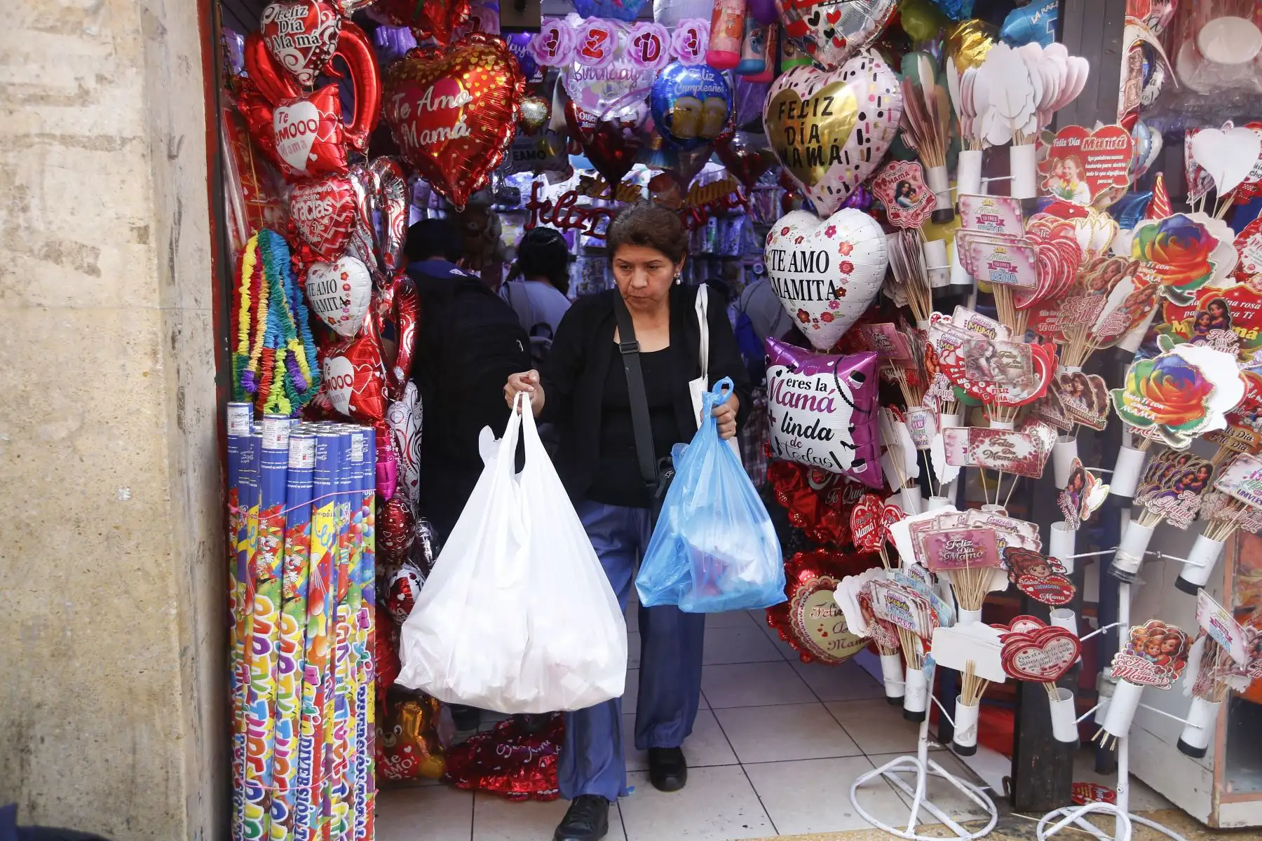 Limeños realizan compras de artículos y regalos previo al   Día de la Madre. En la imagen, ciudadanos limeños realizan compras en el emporio comercial Mesa Redonda.
Foto: ANDINA/ Eddy Ramos