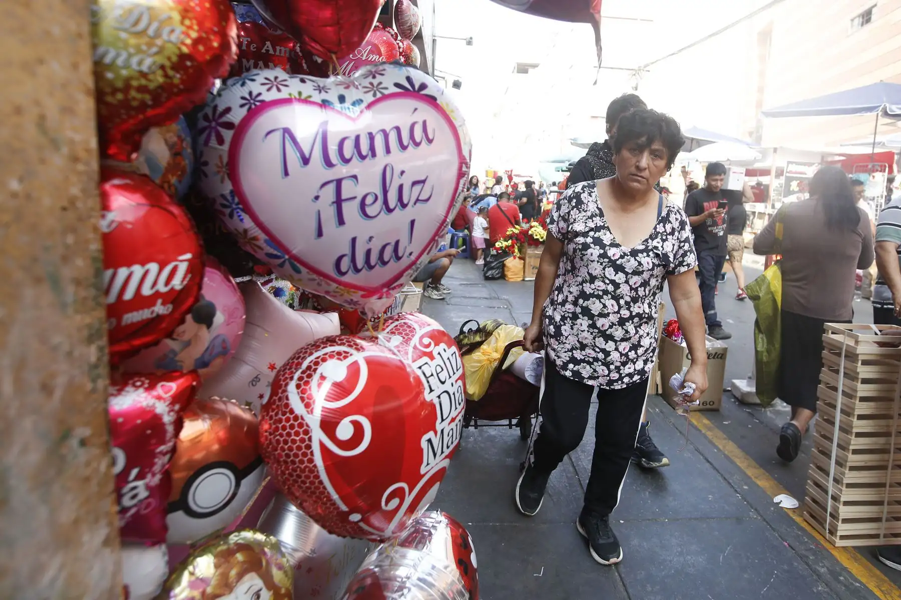 Limeños realizan compras de artículos y regalos previo al   Día de la Madre. En la imagen, ciudadanos limeños realizan compras en el emporio comercial Mesa Redonda.
Foto: ANDINA/ Eddy Ramos
