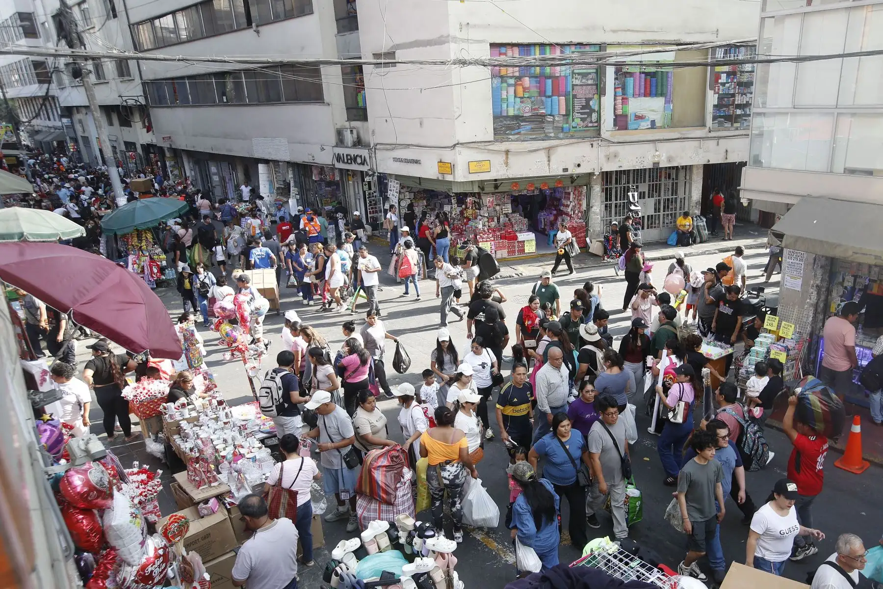 Limeños realizan compras de artículos y regalos previo al   Día de la Madre. En la imagen, ciudadanos limeños realizan compras en el emporio comercial Mesa Redonda.
Foto: ANDINA/ Eddy Ramos