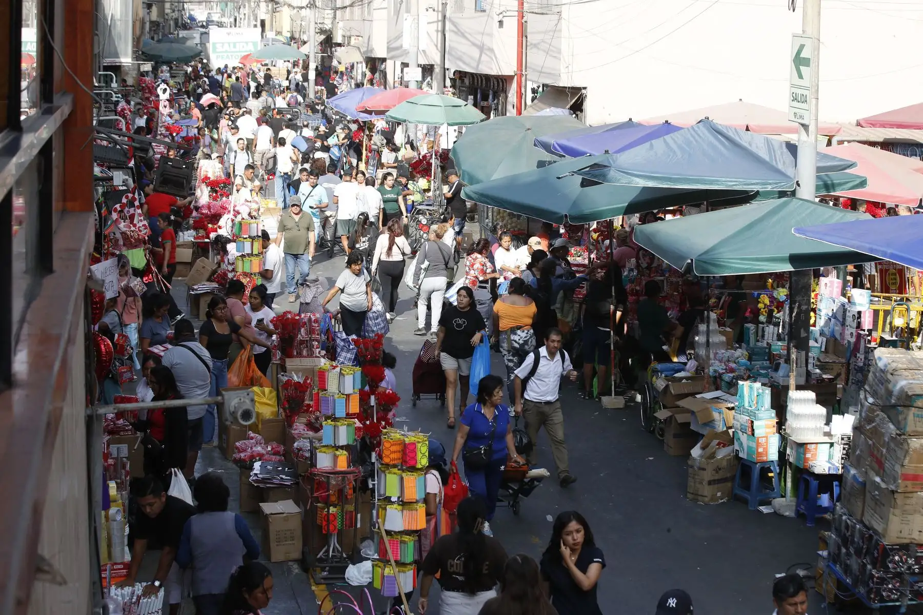 Limeños realizan compras de artículos y regalos previo al   Día de la Madre. En la imagen, ciudadanos limeños realizan compras en el emporio comercial Mesa Redonda.
Foto: ANDINA/ Eddy Ramos