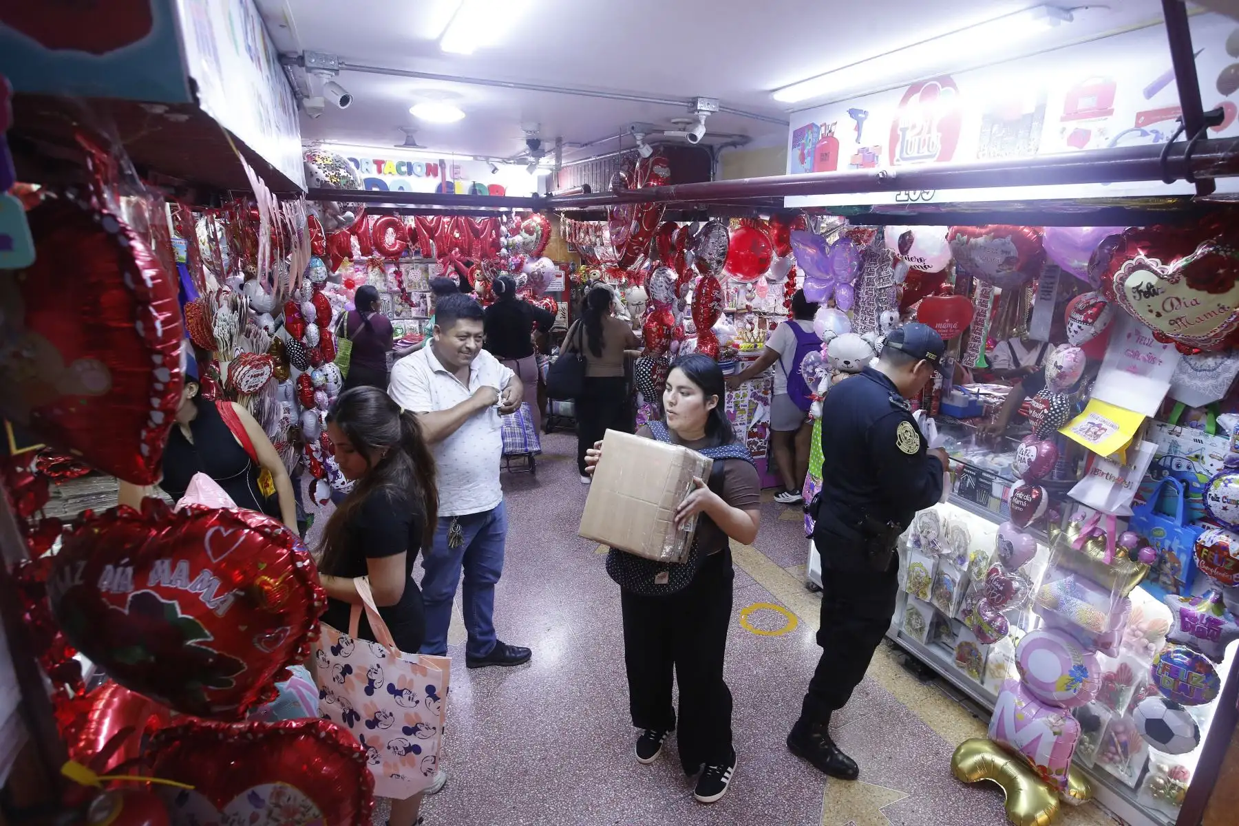 Limeños realizan compras de artículos y regalos previo al   Día de la Madre. En la imagen, ciudadanos limeños realizan compras en el emporio comercial Mesa Redonda.
Foto: ANDINA/ Eddy Ramos