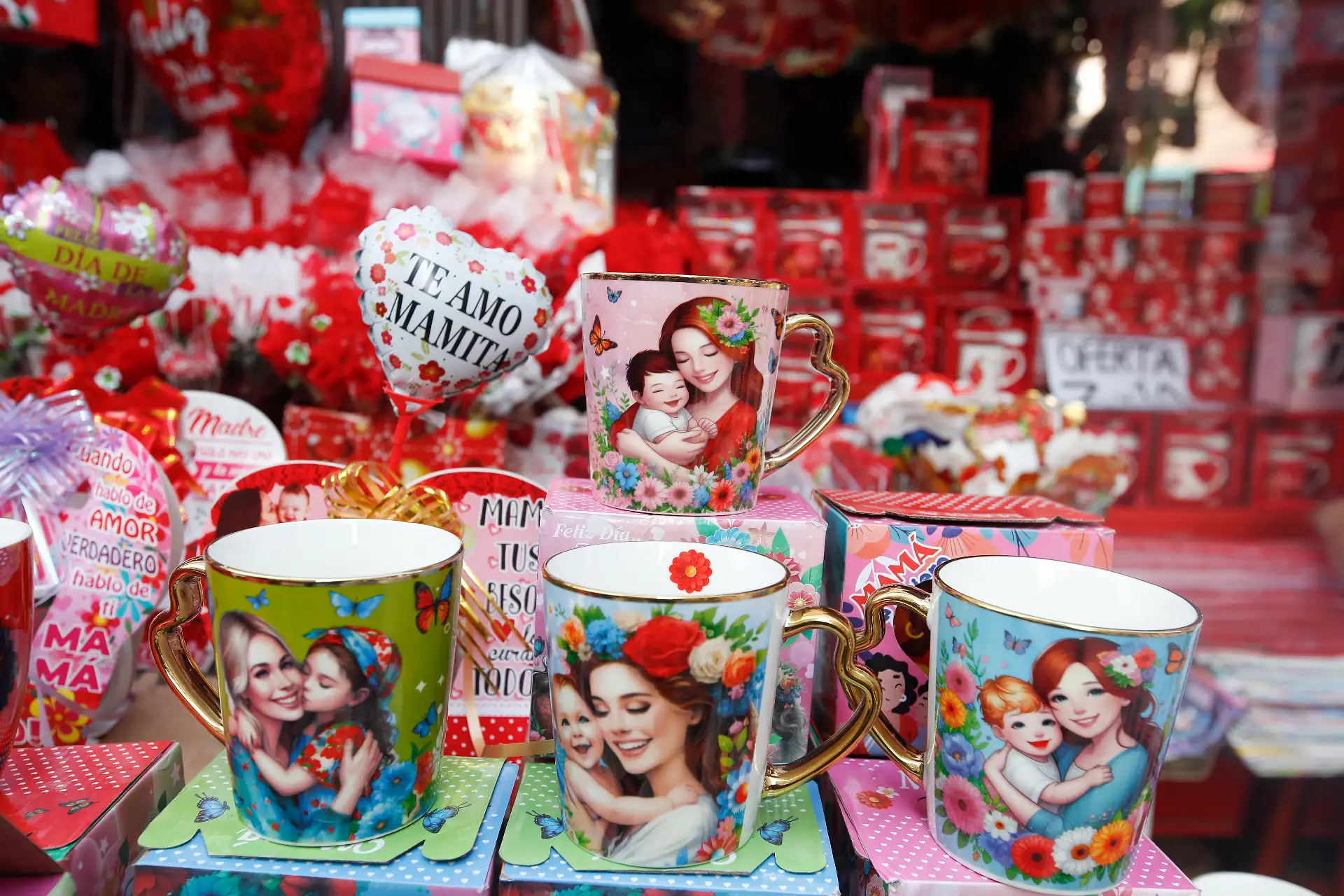 Limeños realizan compras de artículos y regalos previo al   Día de la Madre. En la imagen, ciudadanos limeños realizan compras en el emporio comercial Mesa Redonda.
Foto: ANDINA/ Eddy Ramos