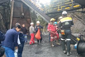 Bomberos inspeccionan el lugar de una explosión en una mina de carbón en Sutatausa, Colombia, el 4 de mayo de 2026. Foto: Departamento de Bomberos de Cundinamarca/AFP