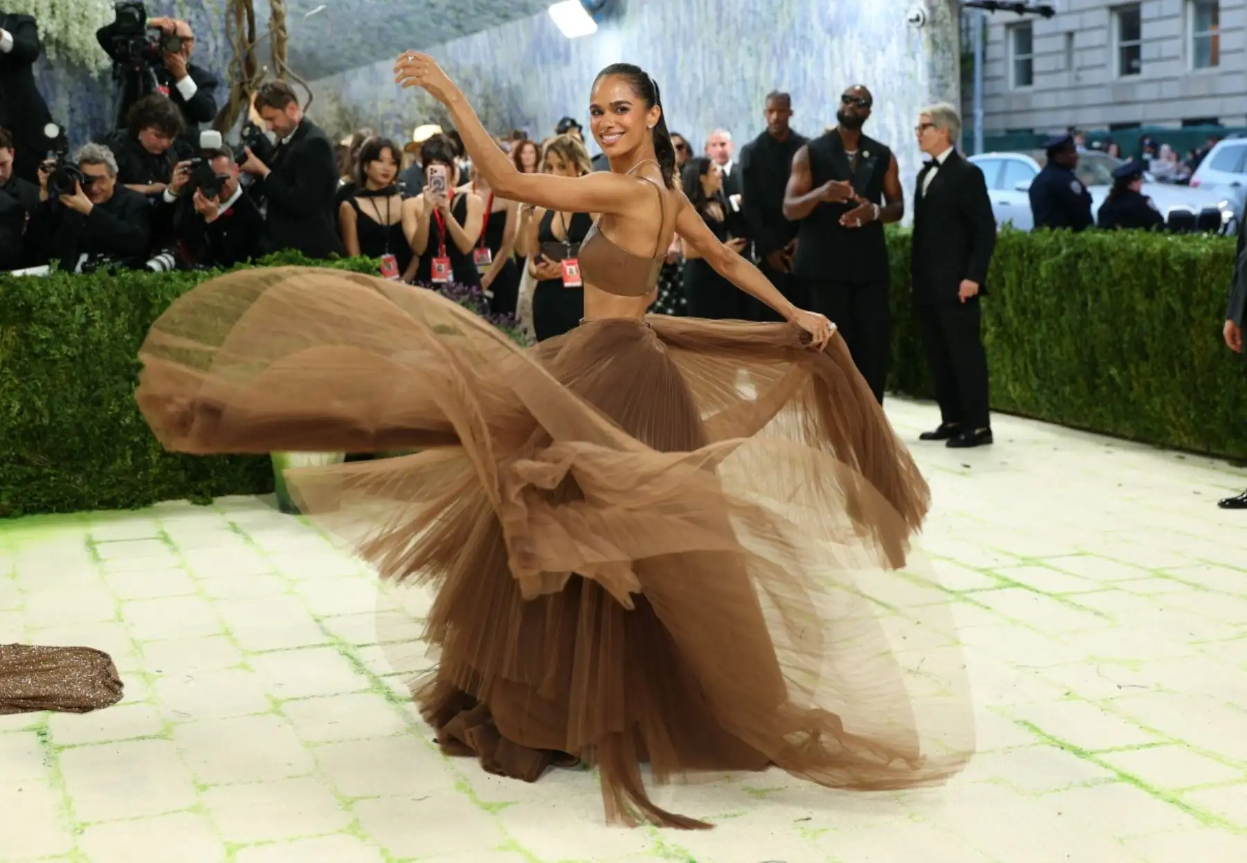 La bailarina estadounidense Misty Copeland llega a la Gala Met 2026, que celebra el "Arte del Vestuario", en el Museo Metropolitano de Arte de Nueva York. AFP
