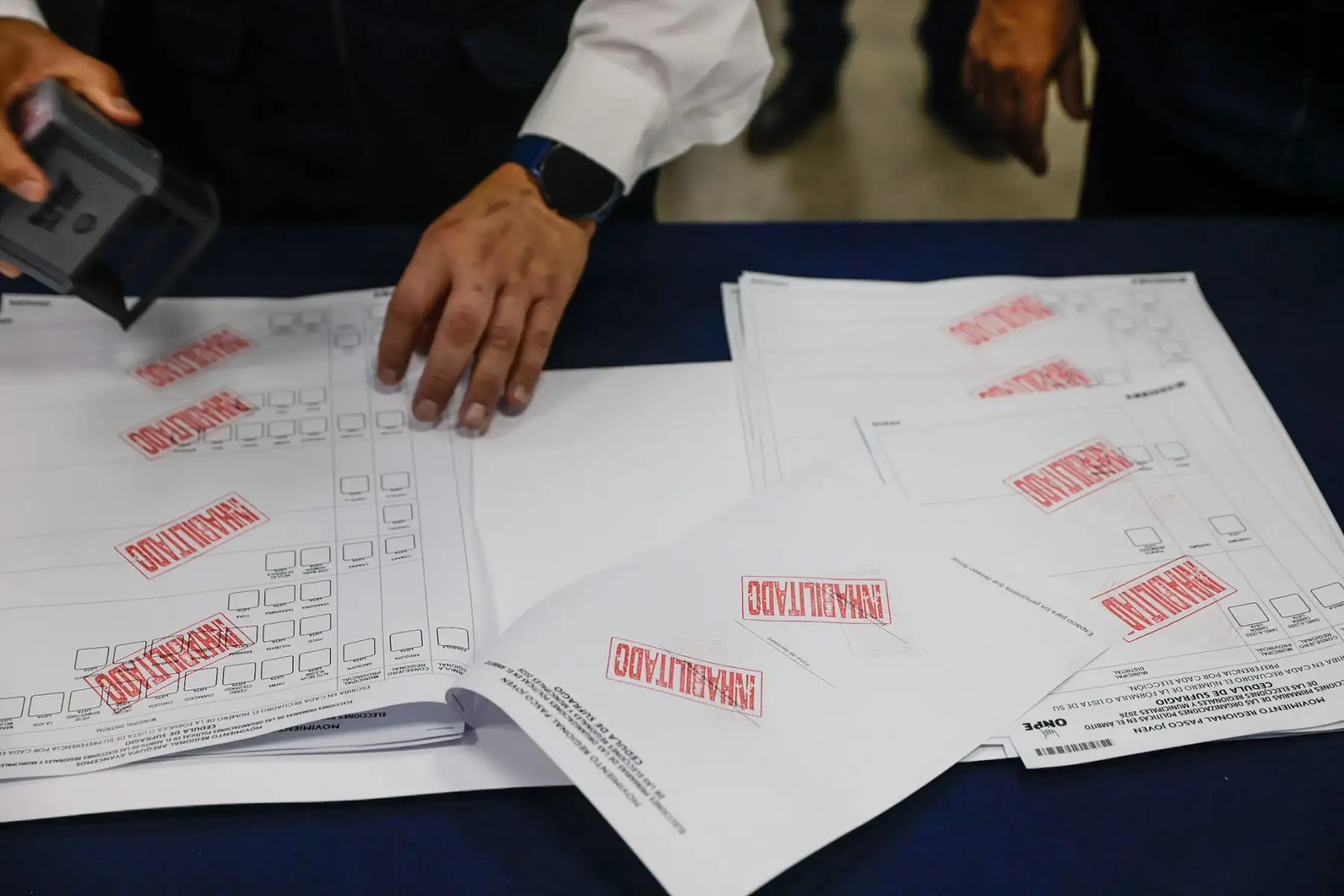 La Oficina Nacional de Procesos Electorales (ONPE) realiza  la prueba de color e impresión de las cédulas de sufragio correspondiente a las Elecciones Primarias -modalidad de afiliados- de las Elecciones Regionales y Municipales 2026. Foto: ANDINA/Luis Iparraguirre