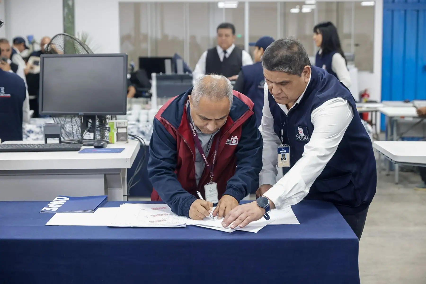 La Oficina Nacional de Procesos Electorales (ONPE) realiza  la prueba de color e impresión de las cédulas de sufragio correspondiente a las Elecciones Primarias -modalidad de afiliados- de las Elecciones Regionales y Municipales 2026. Foto: ANDINA/Luis Iparraguirre