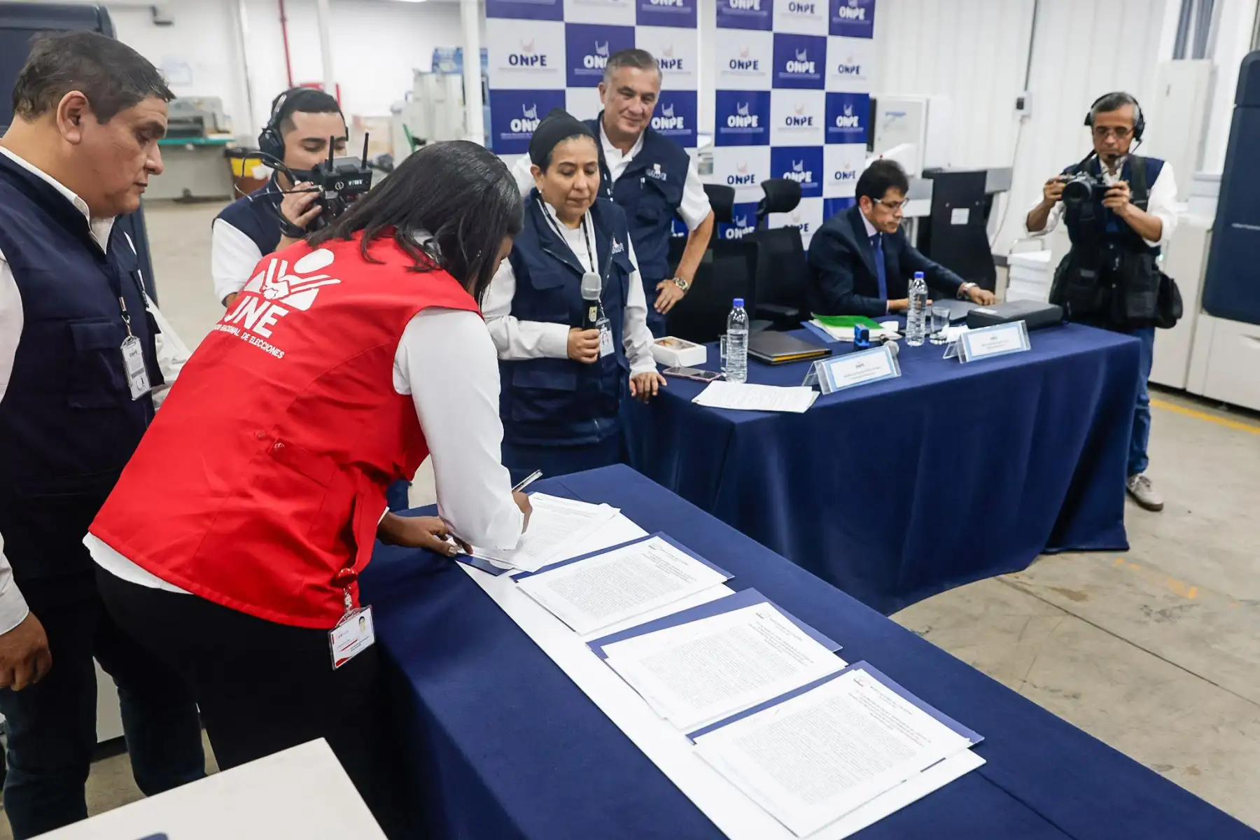 La Oficina Nacional de Procesos Electorales (ONPE) realiza  la prueba de color e impresión de las cédulas de sufragio correspondiente a las Elecciones Primarias -modalidad de afiliados- de las Elecciones Regionales y Municipales 2026. Foto: ANDINA/Luis Iparraguirre