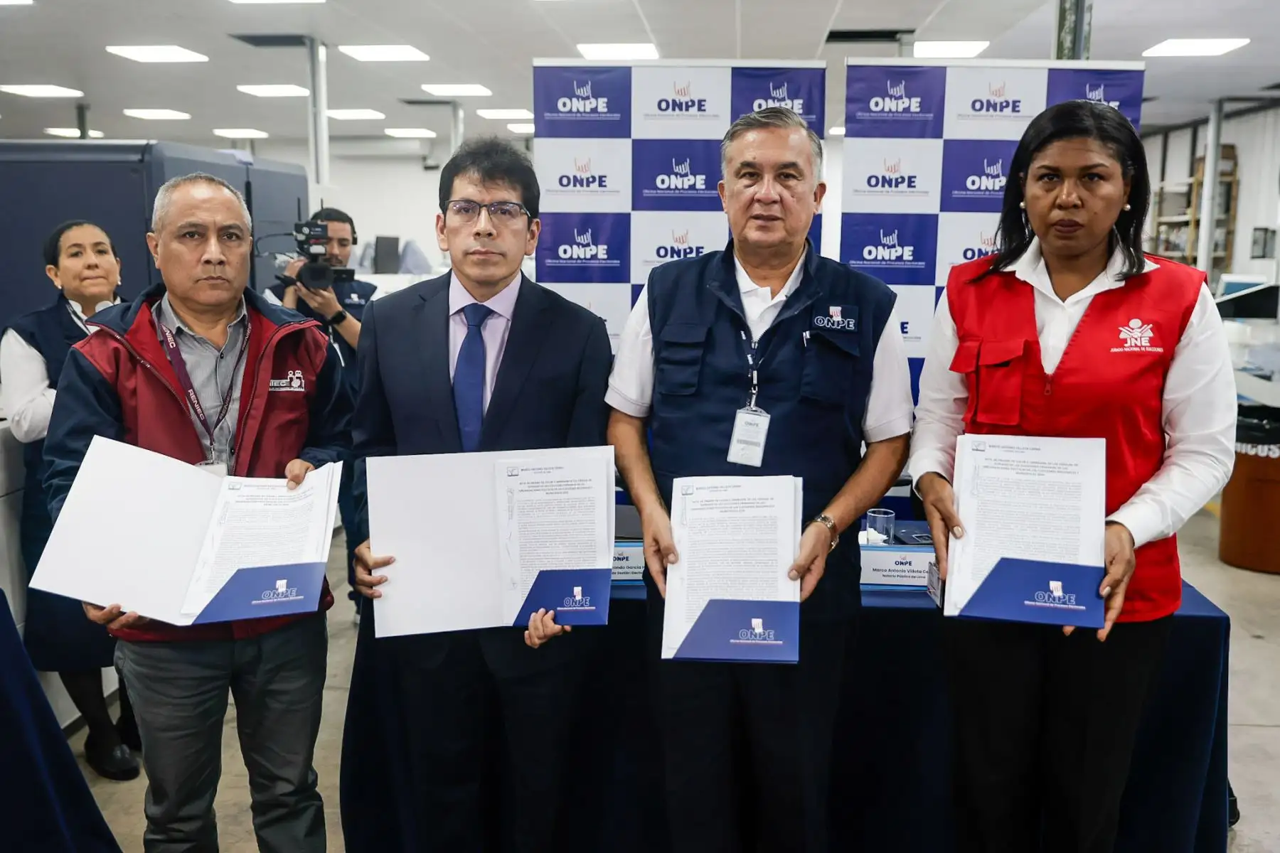 La Oficina Nacional de Procesos Electorales (ONPE) realiza  la prueba de color e impresión de las cédulas de sufragio correspondiente a las Elecciones Primarias -modalidad de afiliados- de las Elecciones Regionales y Municipales 2026. Foto: ANDINA/Luis Iparraguirre
