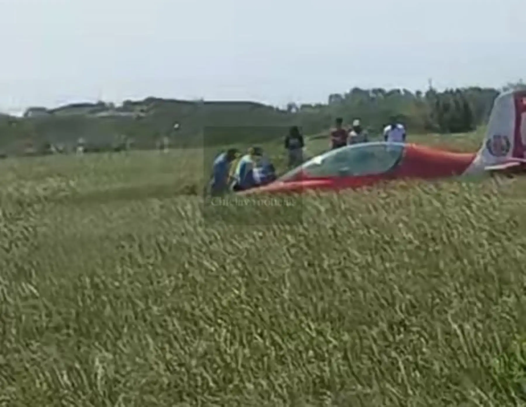 Chiclayo: avioneta de la FAP  aterriza de emergencia en campo de cultivo de Chacupe