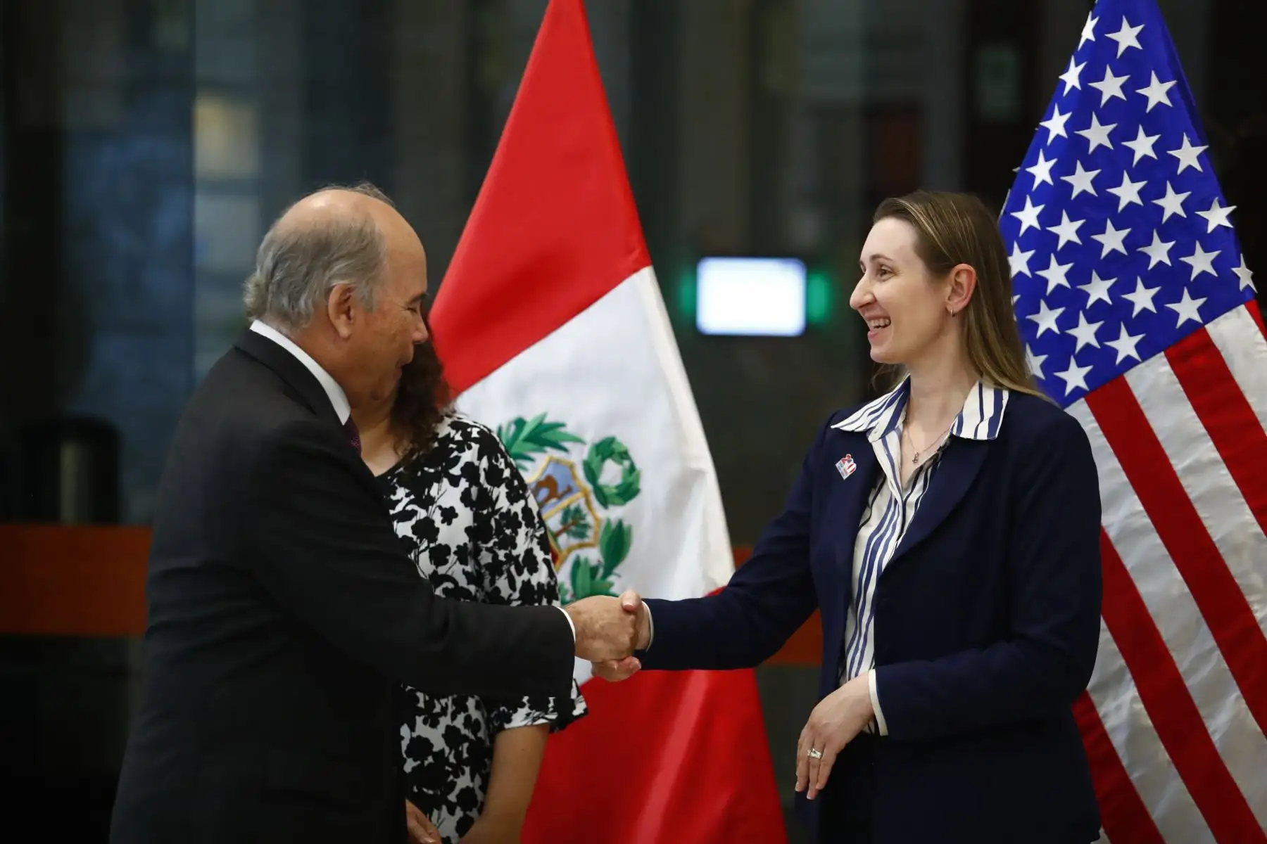 El viceministro encargado de Relaciones Exteriores, Eric Anderson Machado, y representantes de la Embajada de Estados Unidos en Perú, participaron en la presentación de la muestra "El retorno compartido, Patrimonio Cultural peruano repatriado desde los Estados Unidos", que muestra diversos bienes culturales devueltos al Perú recientemente. Foto: ANDINA/Daniel Bracamonte