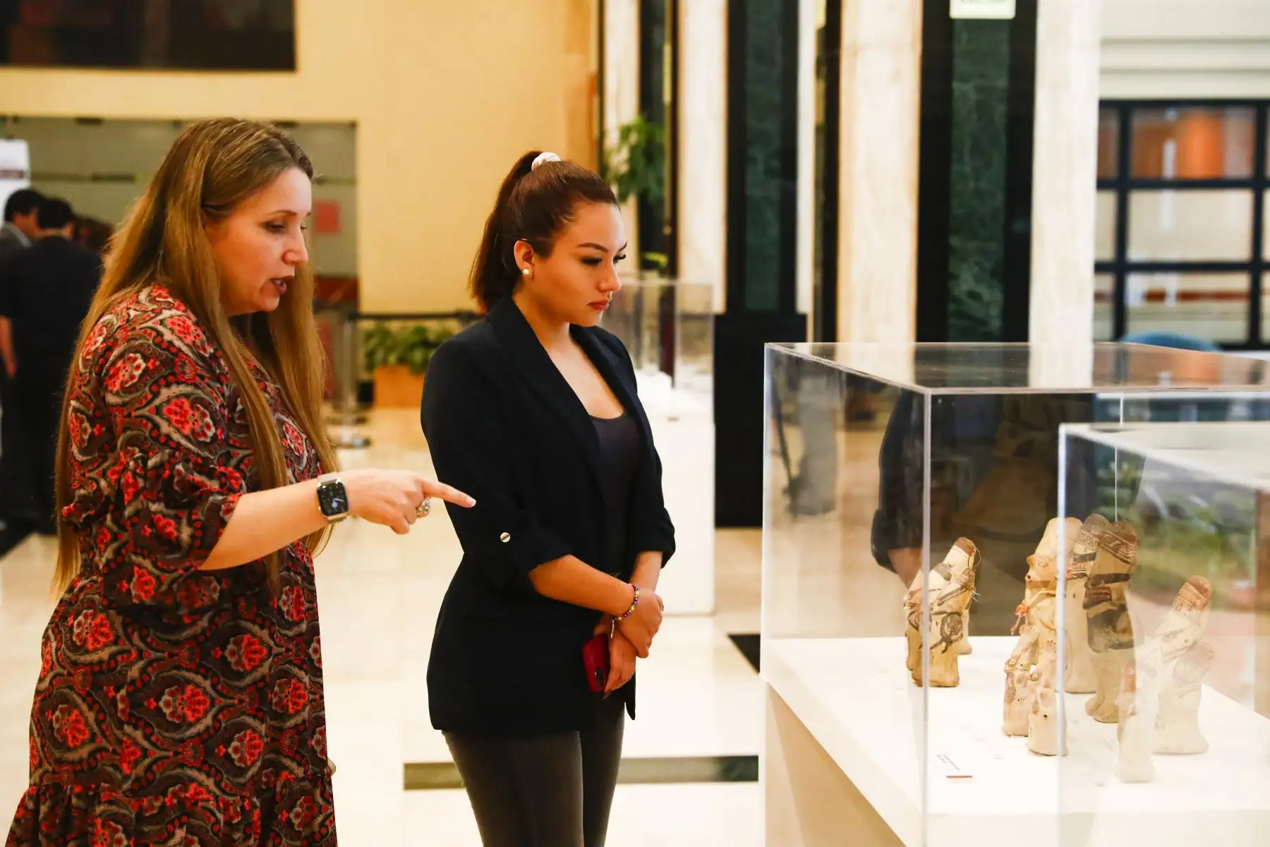 El viceministro encargado de Relaciones Exteriores, Eric Anderson Machado, y representantes de la Embajada de Estados Unidos en Perú, participaron en la presentación de la muestra "El retorno compartido, Patrimonio Cultural peruano repatriado desde los Estados Unidos", que muestra diversos bienes culturales devueltos al Perú recientemente. Foto: ANDINA/Daniel Bracamonte