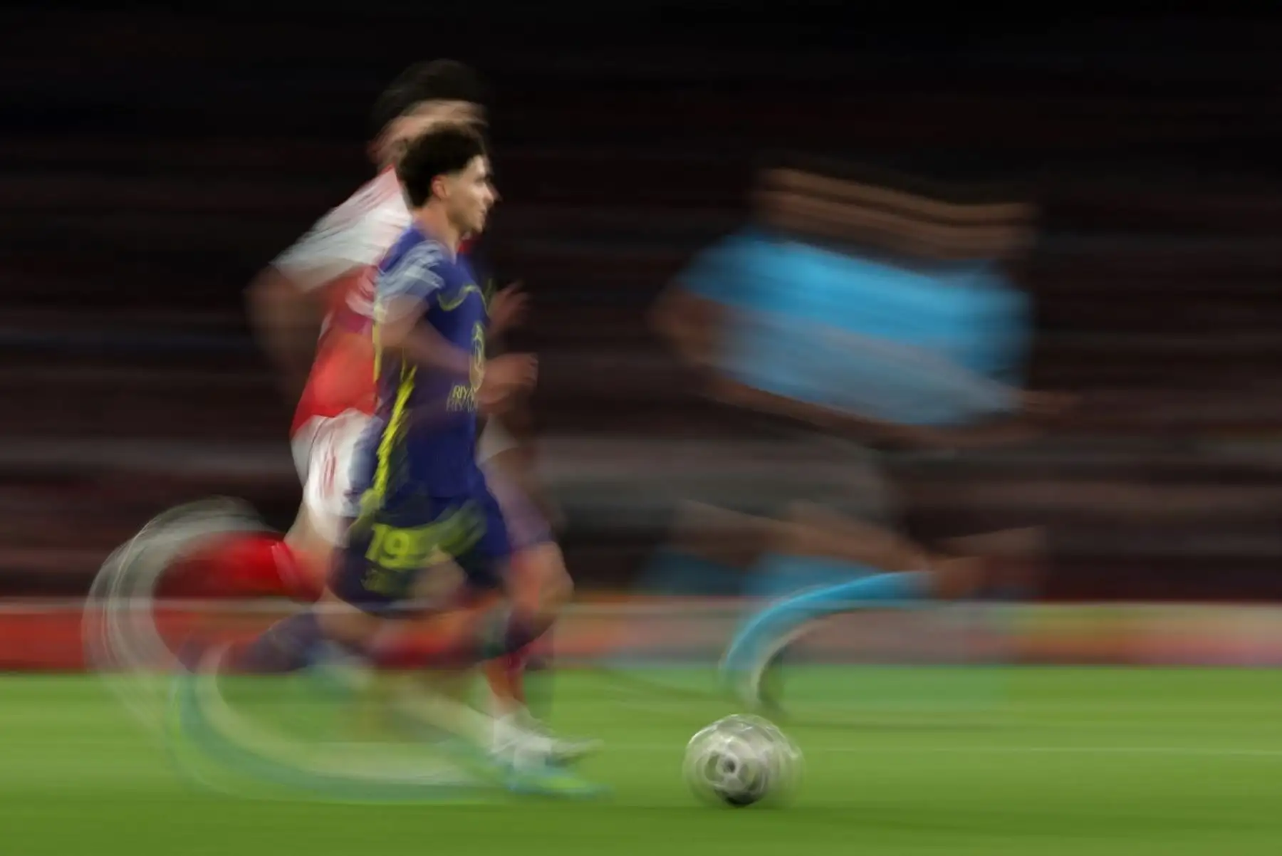 El delantero argentino #19 del Atlético de Madrid, Julian Álvarez, corre con el balón durante el partido de semifinales de la Segunda Liga de Campeones de la UEFA entre el Arsenal y el Atlético de Madrid en el Emirates Stadium en el norte de Londres el 5 de mayo de 2026. (Foto de Adrian Dennis / AFP)