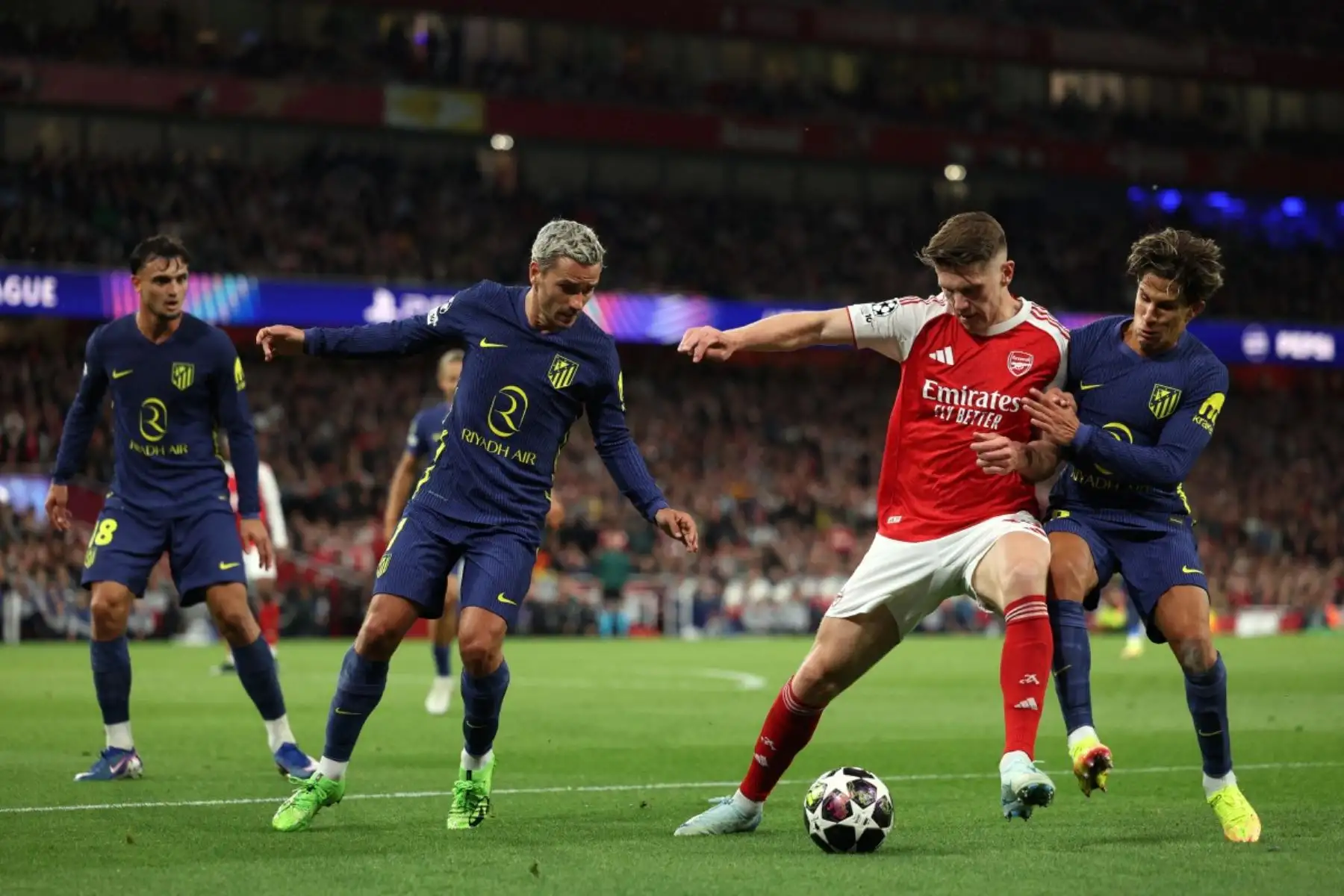 El delantero sueco del Arsenal #14 Viktor Gyokeres lucha por el balón con el centrocampista argentino del Atlético de Madrid #20 Giuliano Simeone y el delantero francés del Atlético de Madrid #07 Antoine Griezmann (2L) durante el partido de fútbol de semifinales de segunda vuelta de la Liga de Campeones de la UEFA entre el Arsenal y el Atlético de Madrid en el Emirates Stadium en el norte de Londres el 5 de mayo de 2026. (Foto de Adrian Dennis / AFP)